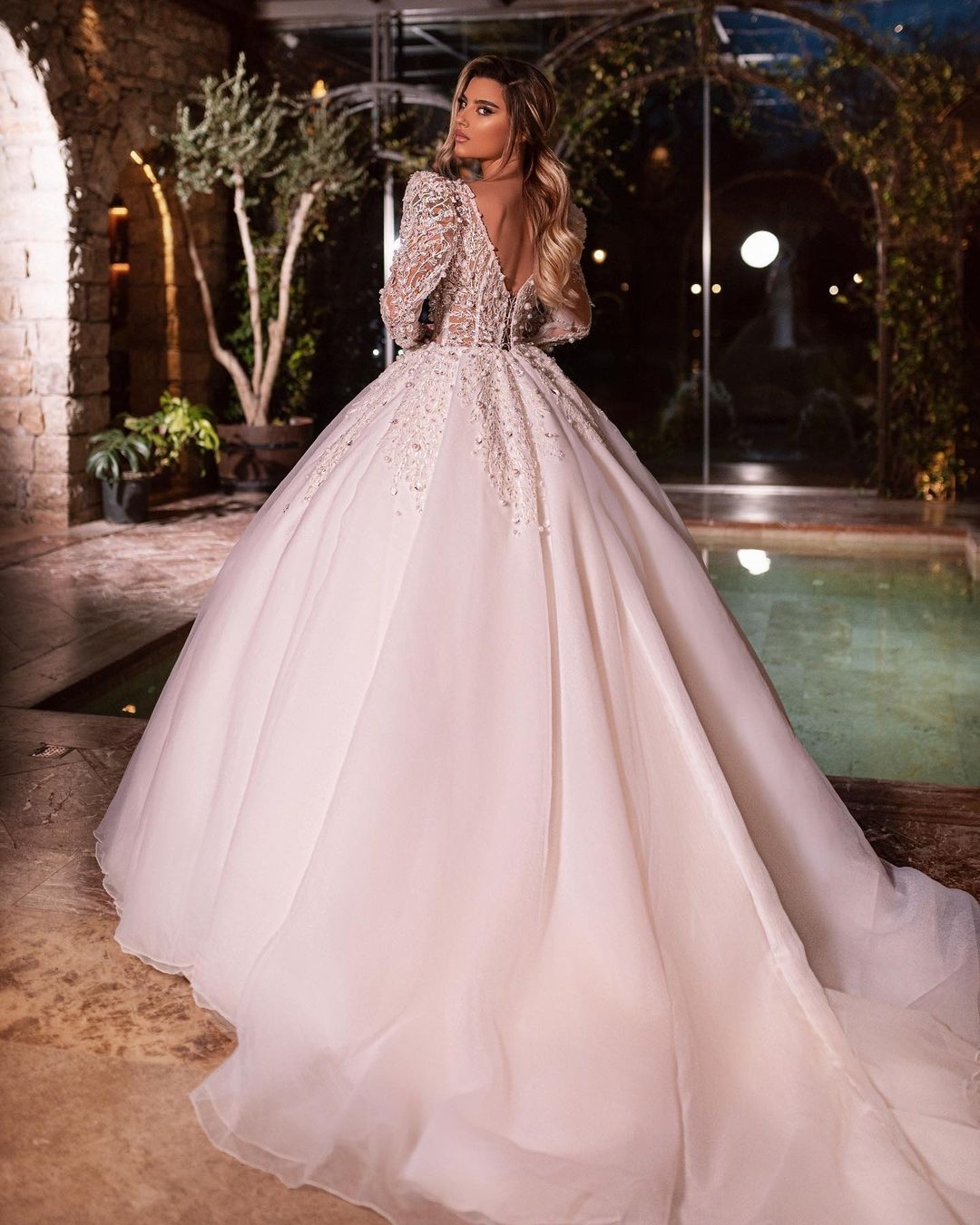 Gorgeous Ball Gown Wedding Dresses Deep V-neck Long Sleeves Applicants Pearls Backless Zipper Chapel Gown Pleats Custom Made Bridal Gown Plus Size Ves