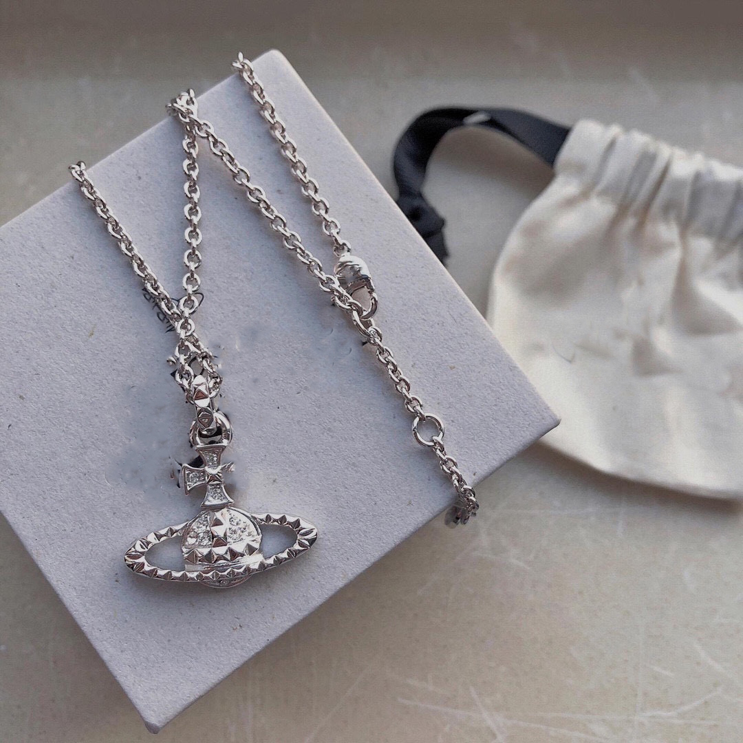 Designer Pendant Necklaces Letter Vivian Chokers Luxury Women Fashion Jewelry Metal Pearl Necklace cjeweler Westwood kkhgfh
Designer Pendant Necklaces Letter Vivian Chokers Luxury Women Fashion Jewelry Metal Pearl Necklace cjeweler Westwood kkhgfh
