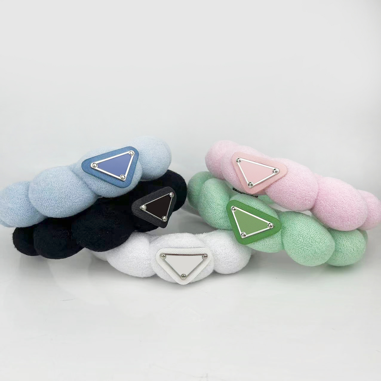 Vintage Brand Designer Letter Printing Headbands for Women Wide-brimmed Thicken Spring HairBands HeadWrap Cloth Fabric Headwear Street Fashion HeadScarf
Vintage Brand Designer Letter Printing Headbands for Women Wide-brimmed Thicken Spring HairBands HeadWrap Cloth Fabric Headwear Street Fashion HeadScarf