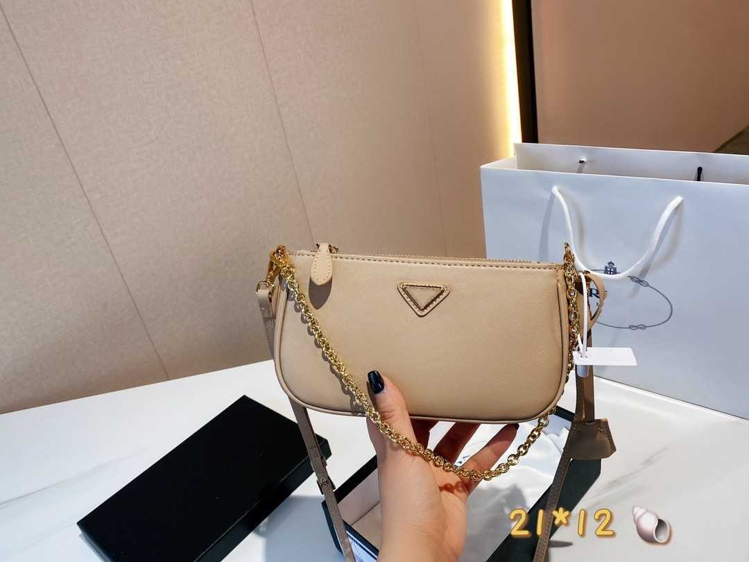 Luxury Designer Bags Handbags Shoulder Crossbody Bag Tote Woman's 2023 New Fashion Texture Leather Chain Portable Underarm bag Tote bags Envelope bag Factory Sale, 35 size 26*14cm
Luxury Designer Bags Handbags Shoulder Crossbody Bag Tote Woman's 2023 New Fashion Texture Leather Chain Portable Underarm bag Tote bags Envelope bag Factory Sale, 35 size 26*14cm