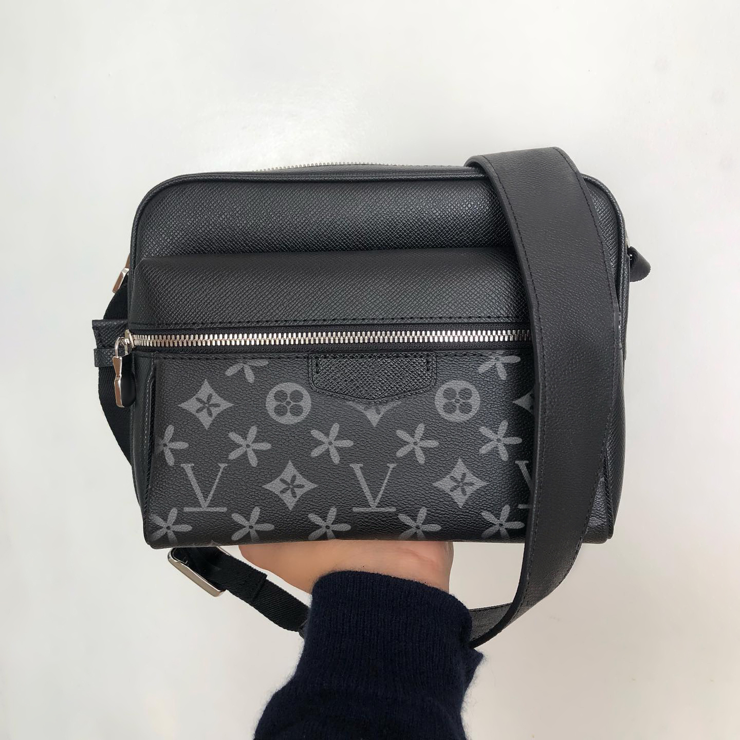 M30830 M69443 mirror quality Shoulder bags Man trio outdoor sports underarm bag tote Womens crossbody Luxury handbag Designer louvis Genuine leather clutch Bags, 2-mon0gram eclipse
M30830 M69443 mirror quality Shoulder bags Man trio outdoor sports underarm bag tote Womens crossbody Luxury handbag Designer louvis Genuine leather clutch Bags, 2-mon0gram eclipse