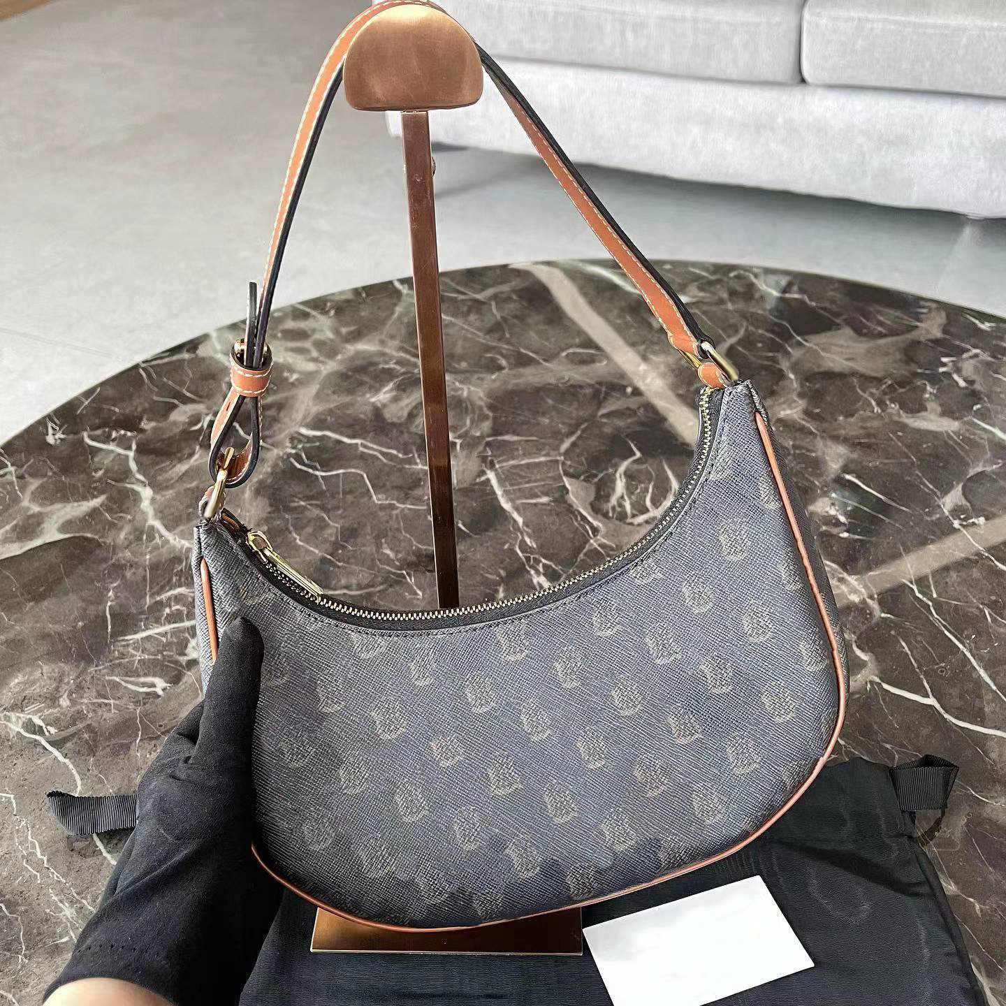 Genuine leather TRIOMPHE ava Cases Shoulder Bag woman celinss Zipper tote womens mens crossbody closure Hobo Luxury Designer handbag wallets Fashion clutch Bags, Black mon0gram
Genuine leather TRIOMPHE ava Cases Shoulder Bag woman celinss Zipper tote womens mens crossbody closure Hobo Luxury Designer handbag wallets Fashion clutch Bags, Black mon0gram
