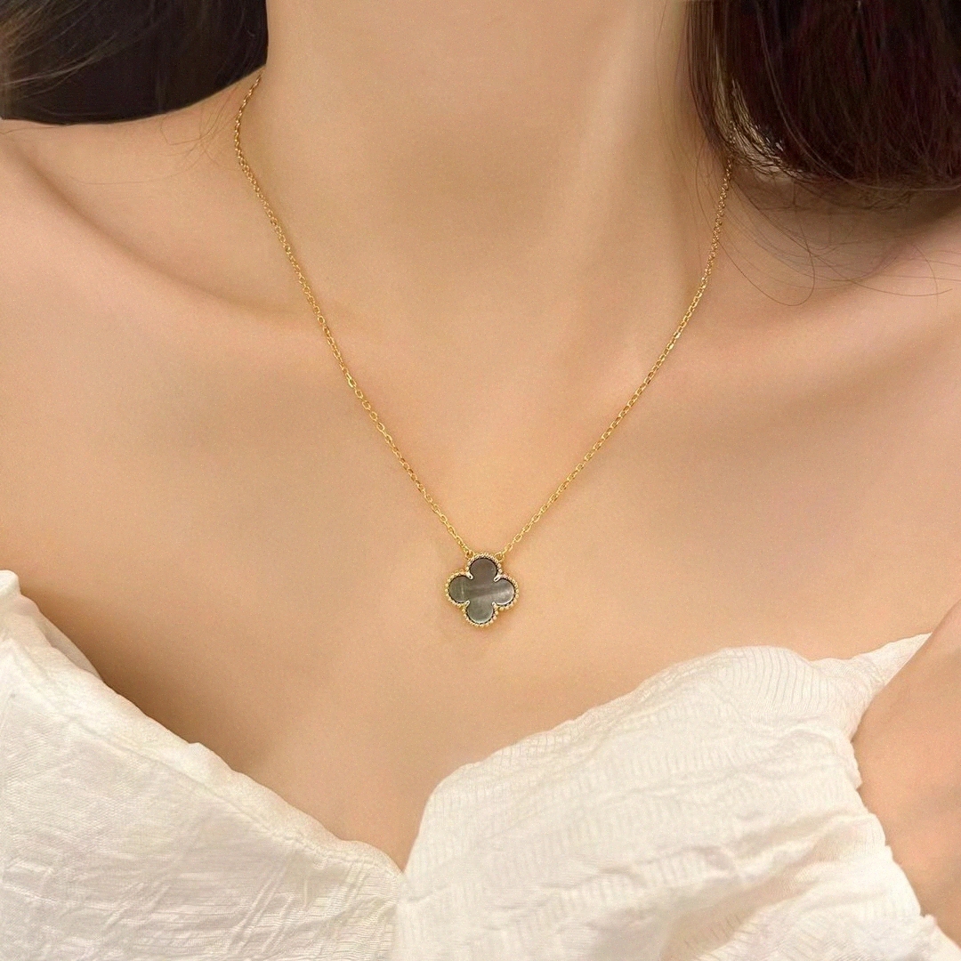 Luxury Brand Clover Designer Pendant Necklaces Gold Black Blue White Pink Red Green Stone Sweet Flower Choker Necklace A Wedding Jewelry vintage jewelry
Luxury Brand Clover Designer Pendant Necklaces Gold Black Blue White Pink Red Green Stone Sweet Flower Choker Necklace A Wedding Jewelry vintage jewelry