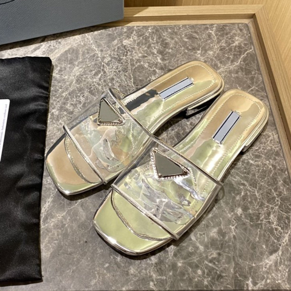 Ciabatte Hyaline Clear PVC Logo Slippers Slides Sandals heeled Flat heels open-toe shoes women's luxury designers leather outsole Casual shoes 1.5cm factory footwear, All black
Ciabatte Hyaline Clear PVC Logo Slippers Slides Sandals heeled Flat heels open-toe shoes women's luxury designers leather outsole Casual shoes 1.5cm factory footwear, All black