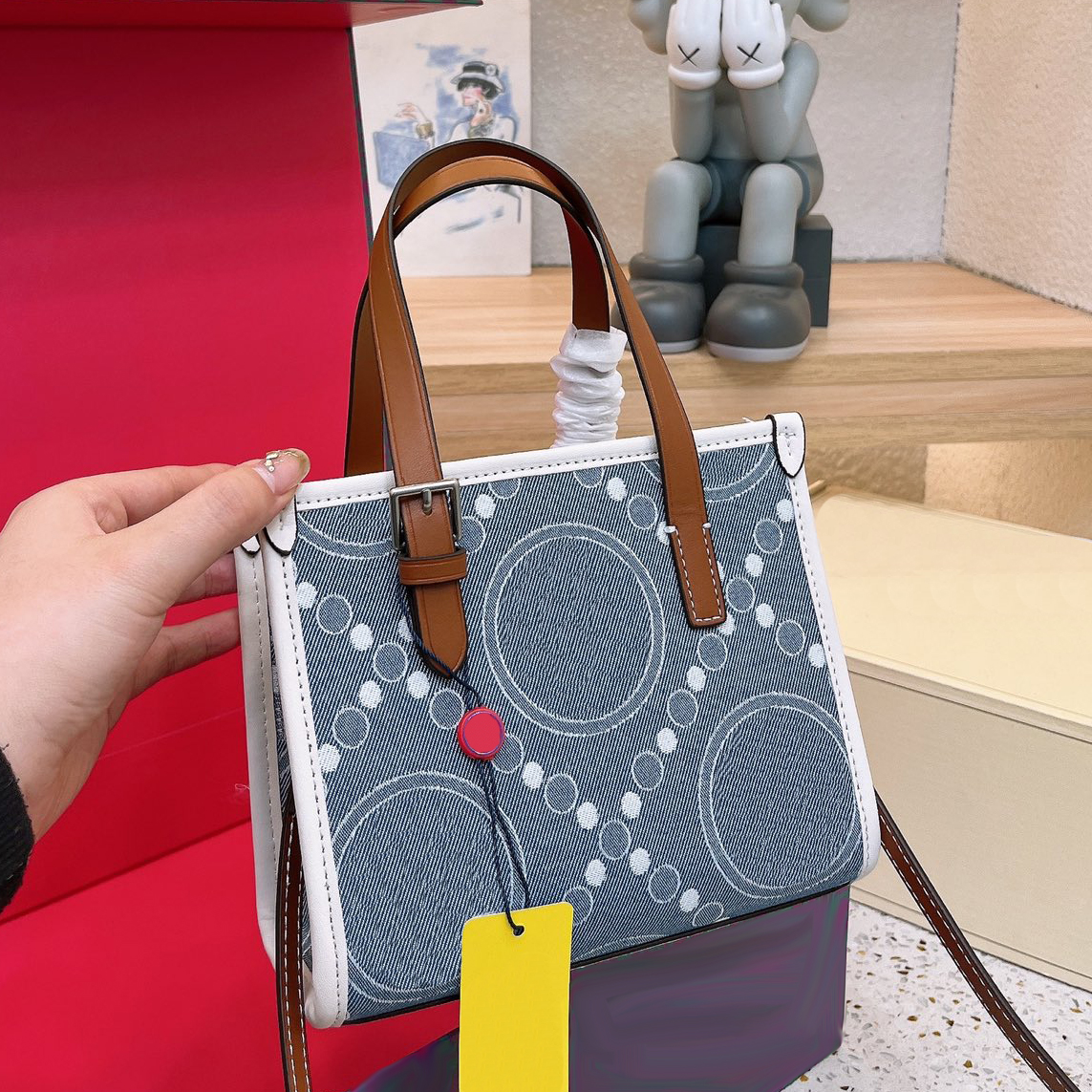 tote bag designer bag totes bags women luxury handbag Fashion all-match Classic Womens Street Trend handbags blue shoulder 2 szie 230509, Tar01
tote bag designer bag totes bags women luxury handbag Fashion all-match Classic Womens Street Trend handbags blue shoulder 2 szie 230509, Tar01