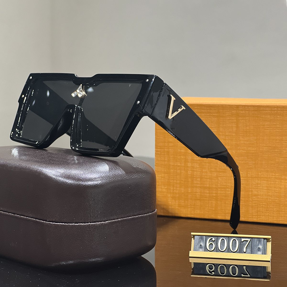 Designer Brand Men Women Sunglasses with Box Women Hip Hop Luxury Classics Fashion Matching Driving Beach Shading UV Protection Polarized Glasses Gift
Designer Brand Men Women Sunglasses with Box Women Hip Hop Luxury Classics Fashion Matching Driving Beach Shading UV Protection Polarized Glasses Gift