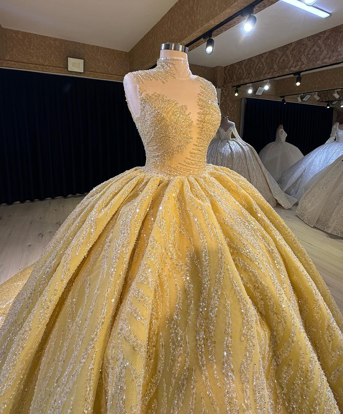 Gorgeous Ball Gown Wedding Dresses Deep Art Deco-inspired Neck Sleeveless Shining Applicants Chapel Gown Pleats Custom Made Bridal Gown Plus Size Vest