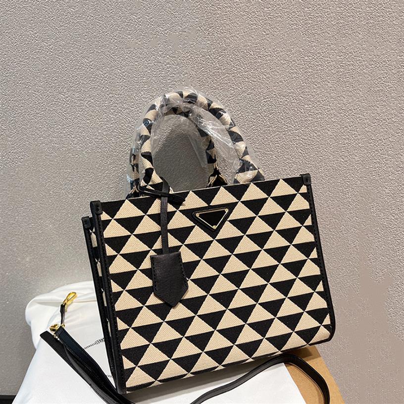Woman Small 28cm 17cm Symbole Jacquard Fabric Shopping Bags Micro Tote Bags Black Beige Embroidered Handles Womens Handbag With Sh3414
Woman Small 28cm 17cm Symbole Jacquard Fabric Shopping Bags Micro Tote Bags Black Beige Embroidered Handles Womens Handbag With Sh3414