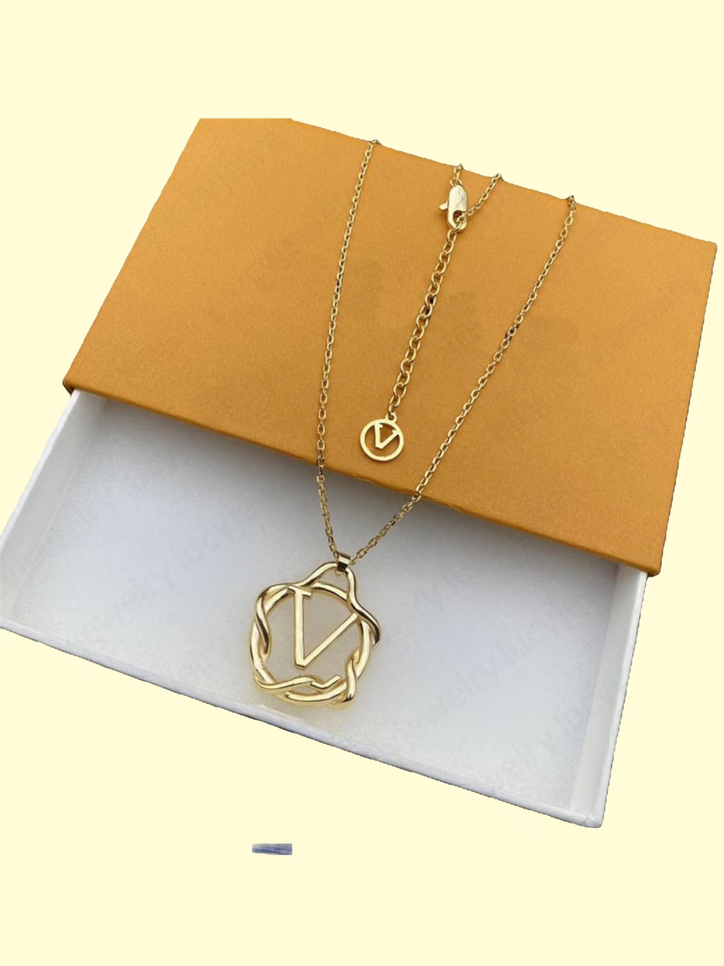 2023 Designer Gold Necklace Classics That Never Go Out of Style Necklaces Fashion Letter Design for Man Woman 3 Styles Top Quality
2023 Designer Gold Necklace Classics That Never Go Out of Style Necklaces Fashion Letter Design for Man Woman 3 Styles Top Quality