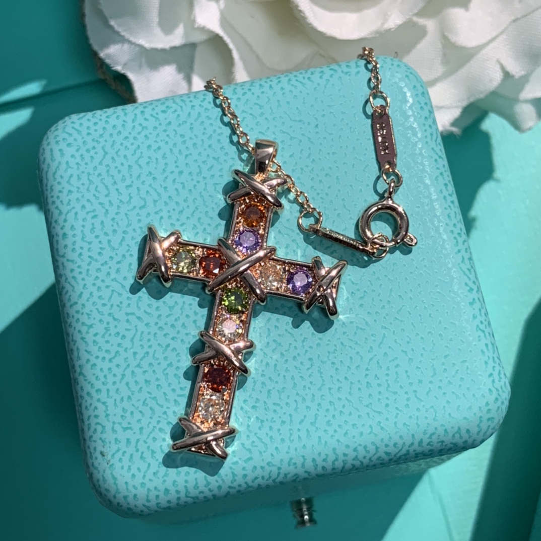 Luxury designer necklace classic jewelry ladies cross necklaces fashionable versatile couple pendant necklace personalized accessories accessories good gift