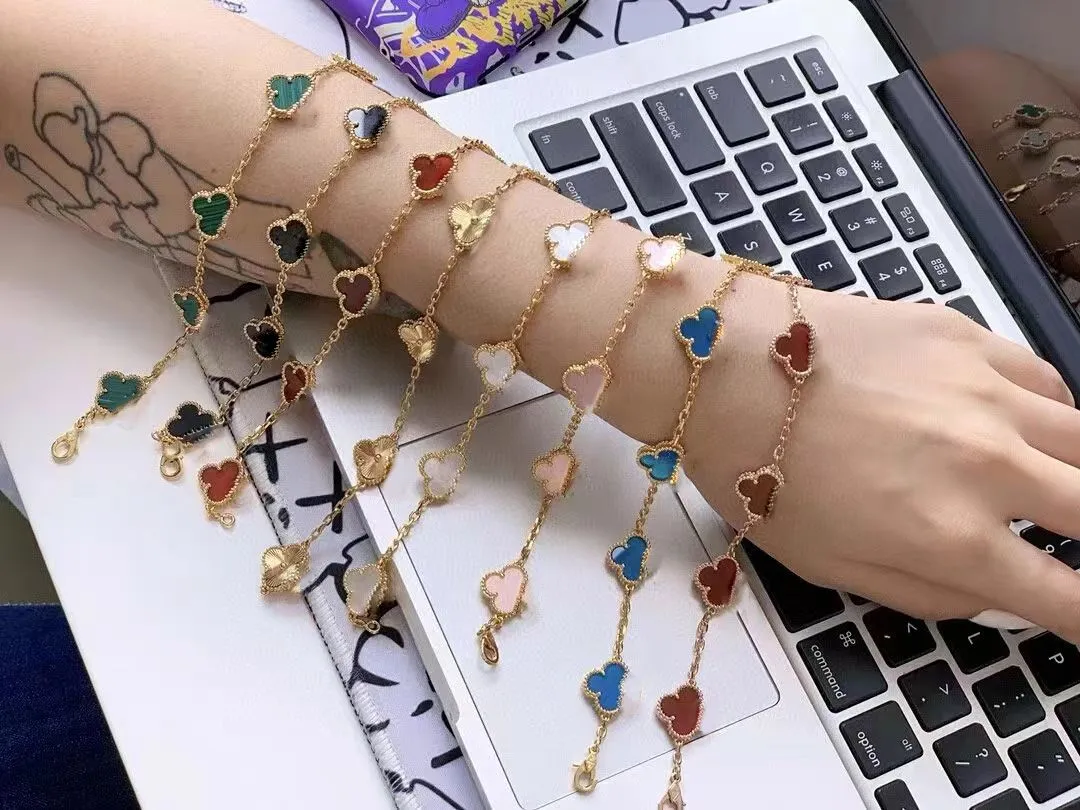 luxury clover four designer fashion charm bracelets for girls women 18K gold silver black white red green brand bracelet wedding party jewelry
luxury clover four designer fashion charm bracelets for girls women 18K gold silver black white red green brand bracelet wedding party jewelry