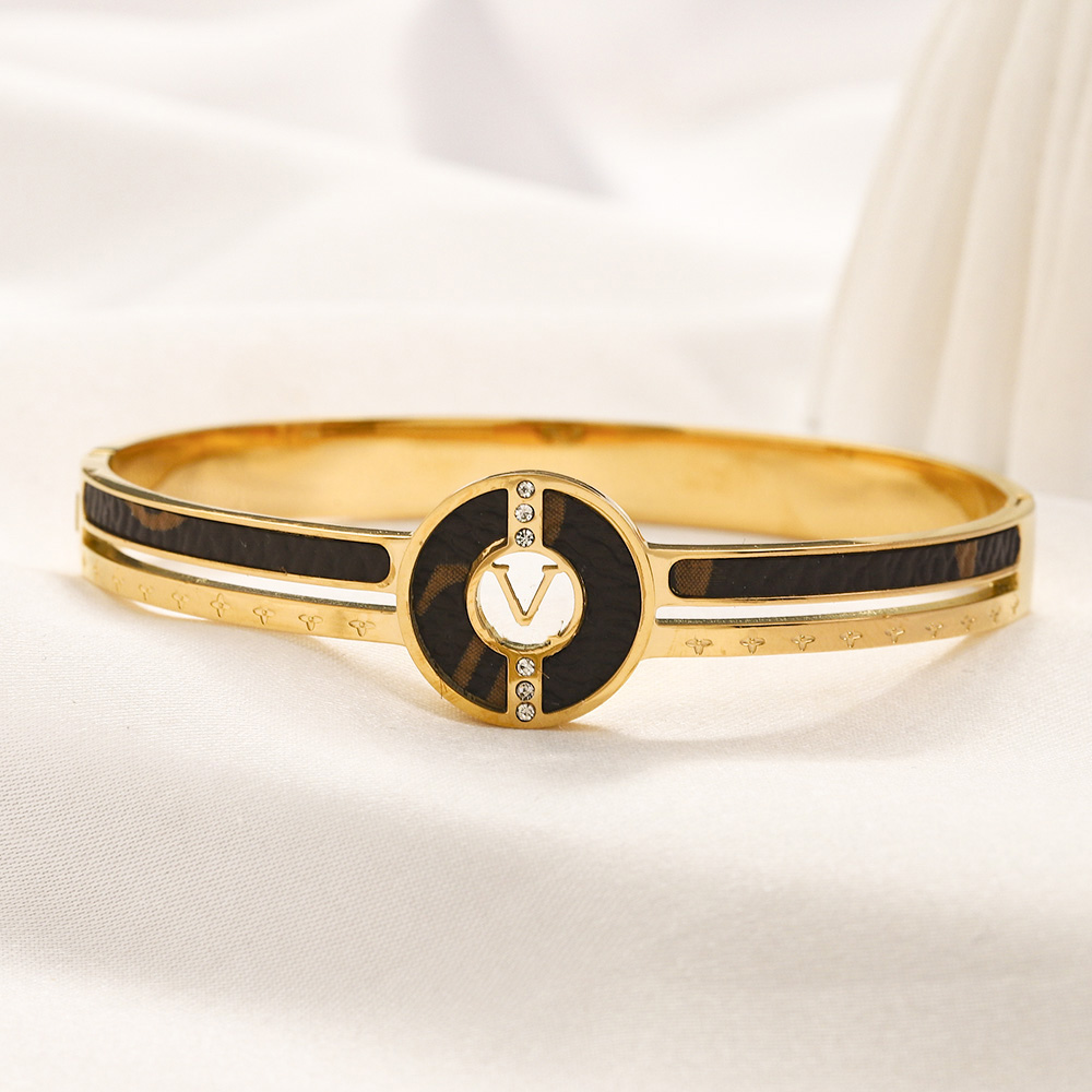Brand Love Bangle Bracelet Girl Vintage Leather Black Bracelet Designer Jewelry monogram Bracelets Spring Romantic Gift Family Bracelet Exquisite 18K Gold Bangle
Brand Love Bangle Bracelet Girl Vintage Leather Black Bracelet Designer Jewelry monogram Bracelets Spring Romantic Gift Family Bracelet Exquisite 18K Gold Bangle