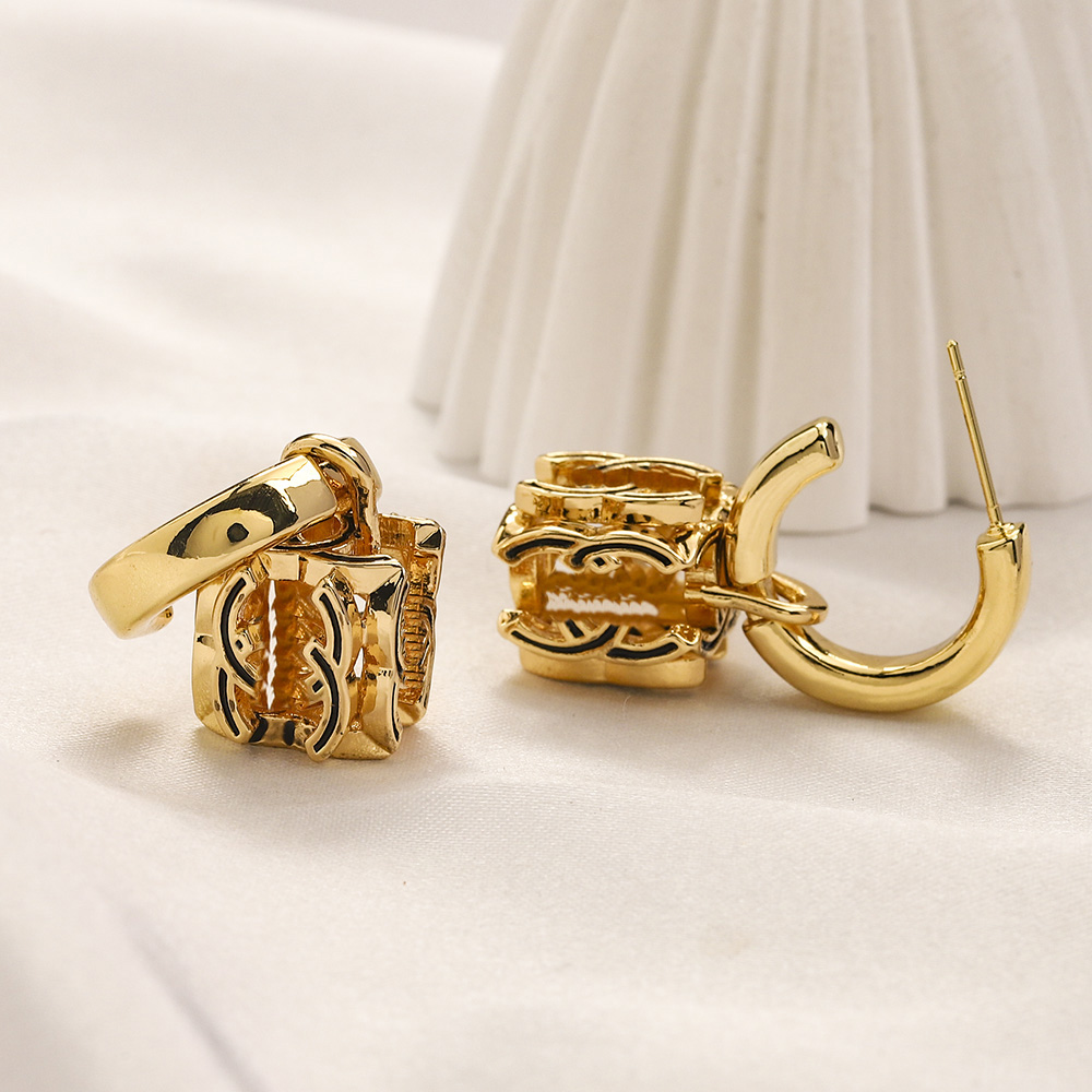 18K Gold Lock Earrings Charm Designer Jewelry Gift Love Earrings Romantic Retro Design Brand Stud Earrings Classic Women's stainless steel Jewelry
18K Gold Lock Earrings Charm Designer Jewelry Gift Love Earrings Romantic Retro Design Brand Stud Earrings Classic Women's stainless steel Jewelry