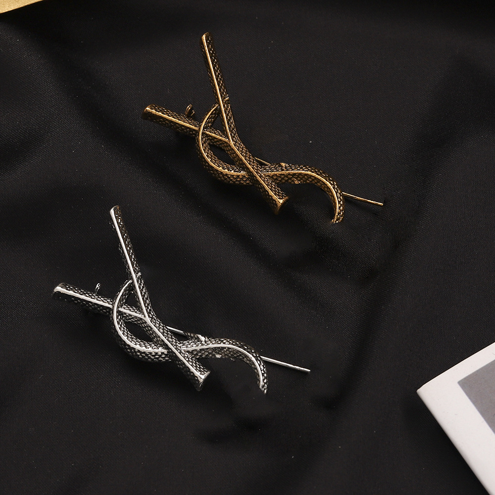 19Style Classic Style Designer Brooch Luxury Brand Letter Brooches For Women Charm Wedding Gift High Quality Jewelry Accessorie
19Style Classic Style Designer Brooch Luxury Brand Letter Brooches For Women Charm Wedding Gift High Quality Jewelry Accessorie