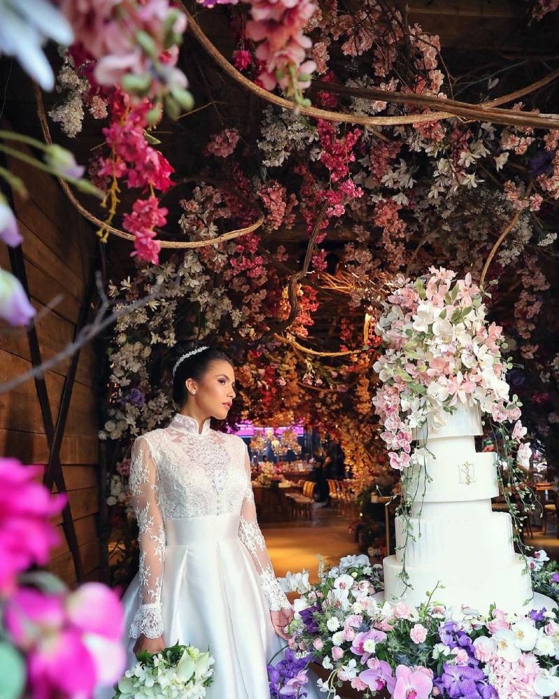 Gorgeous Ivory Satin A Line Wedding Dresses Lace Top Long Sleeves High Neck Vintage Bridal Gowns Beaded Empire Waist Church Bride Dress 2024 Robe De M