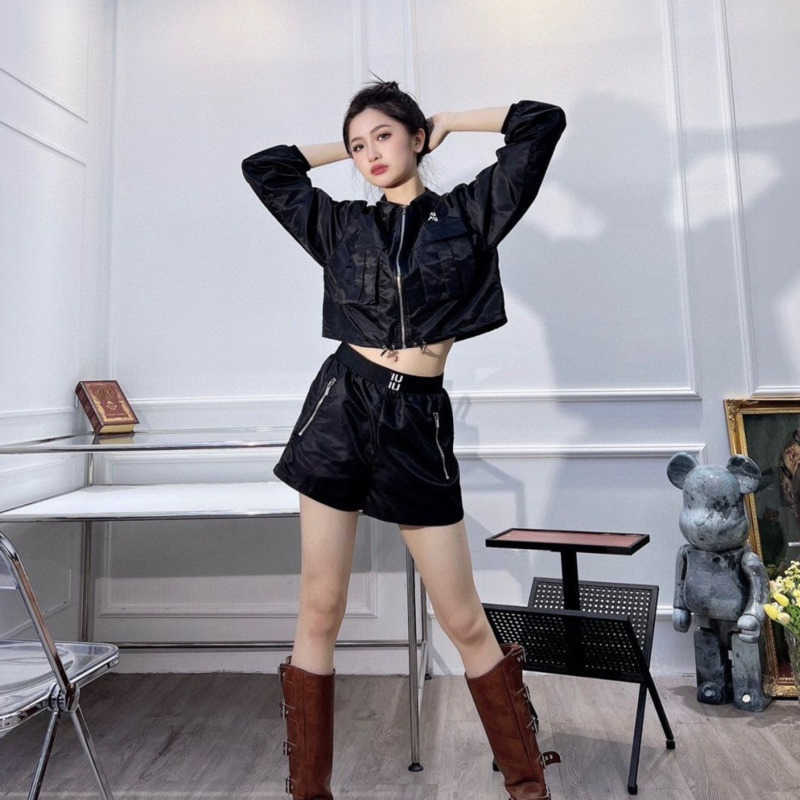 23 new tracksuit designer womens set stitching zipper jacket elastic belt shorts two-piece fashion tooling suit, White
23 new tracksuit designer womens set stitching zipper jacket elastic belt shorts two-piece fashion tooling suit, White