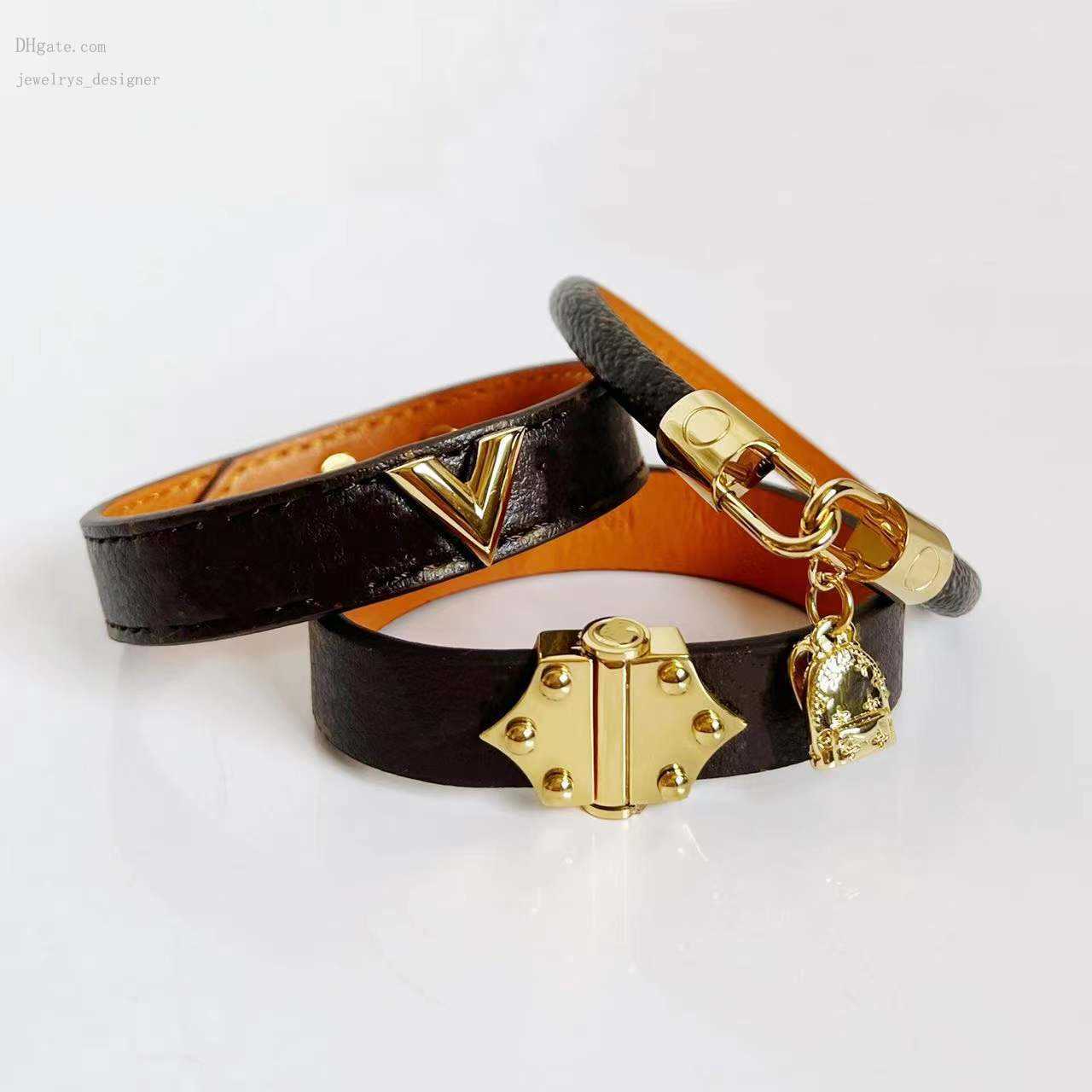 Designer Bracelets Luxury Designer Jewelry Women Leather Bracelet with Heart Lock Hardware Charm PU Bracelets Four Leaf Flower Pattern Gold Bag Pendant Hanging Fas
Designer Bracelets Luxury Designer Jewelry Women Leather Bracelet with Heart Lock Hardware Charm PU Bracelets Four Leaf Flower Pattern Gold Bag Pendant Hanging Fas