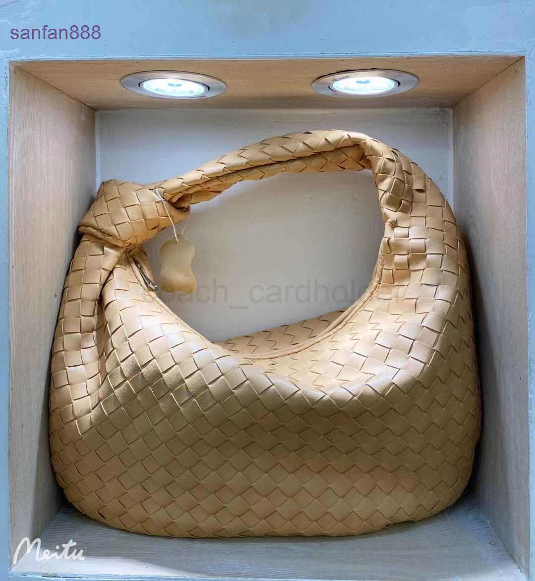 Designer Bag Bottegas Venetta s Venetas Jodie Woven 2023 New Hand Large Capacity Knotted Cloud Ox Horn Dumpling, Grass green large
Designer Bag Bottegas Venetta s Venetas Jodie Woven 2023 New Hand Large Capacity Knotted Cloud Ox Horn Dumpling, Grass green large