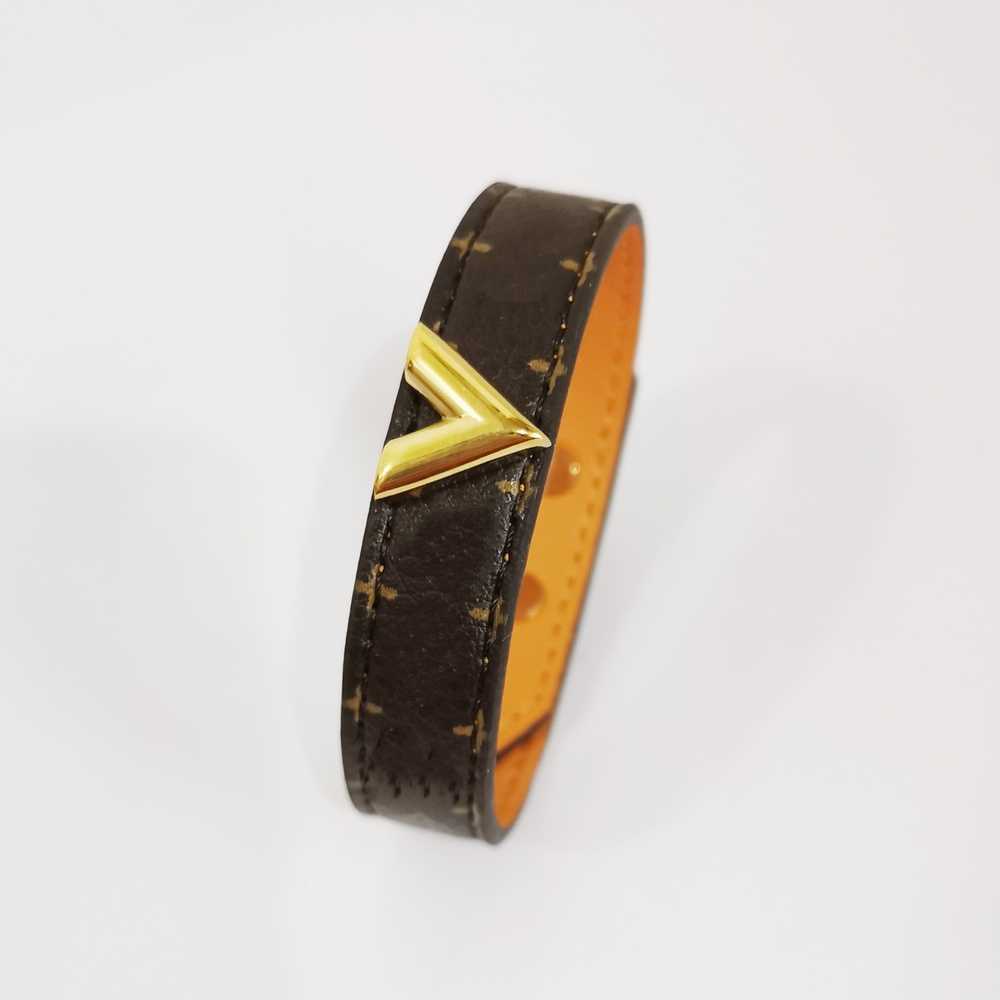 Luxury Designer Jewelry Women Leather Bracelet with Heart Lock Hardware Charm Bracelets Four Leaf Flower Pattern Gold Bag Pendant Hanging
Luxury Designer Jewelry Women Leather Bracelet with Heart Lock Hardware Charm Bracelets Four Leaf Flower Pattern Gold Bag Pendant Hanging