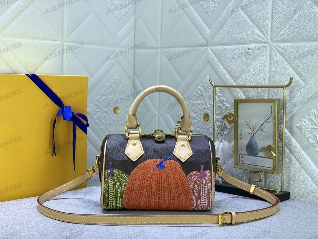 Pumpkins YK Speedy Bandouliere 20 Boston Bag Yayoi Kusama Monograms canvas Women Designers Handbag 2023 Mini totes, 02
Pumpkins YK Speedy Bandouliere 20 Boston Bag Yayoi Kusama Monograms canvas Women Designers Handbag 2023 Mini totes, 02