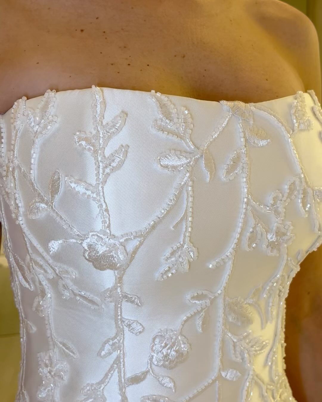 Fabulous Beading Wedding Dresses Appliqued Strapless Neckline Bridal Gowns Flowers A Line Satin Sweep Train Vestido De Novia