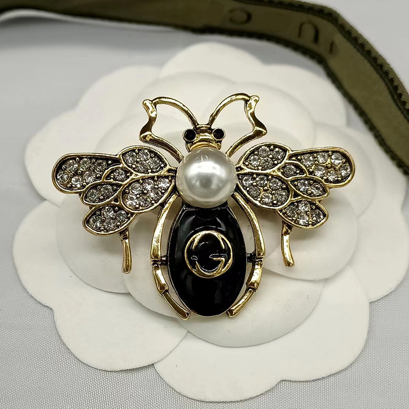 Classic Style Bee G-Letter Brooch Brand Designer Jewel Brooches For Men Women Charm Wedding Gift Jewelry Accessorie High Quality
Classic Style Bee G-Letter Brooch Brand Designer Jewel Brooches For Men Women Charm Wedding Gift Jewelry Accessorie High Quality
