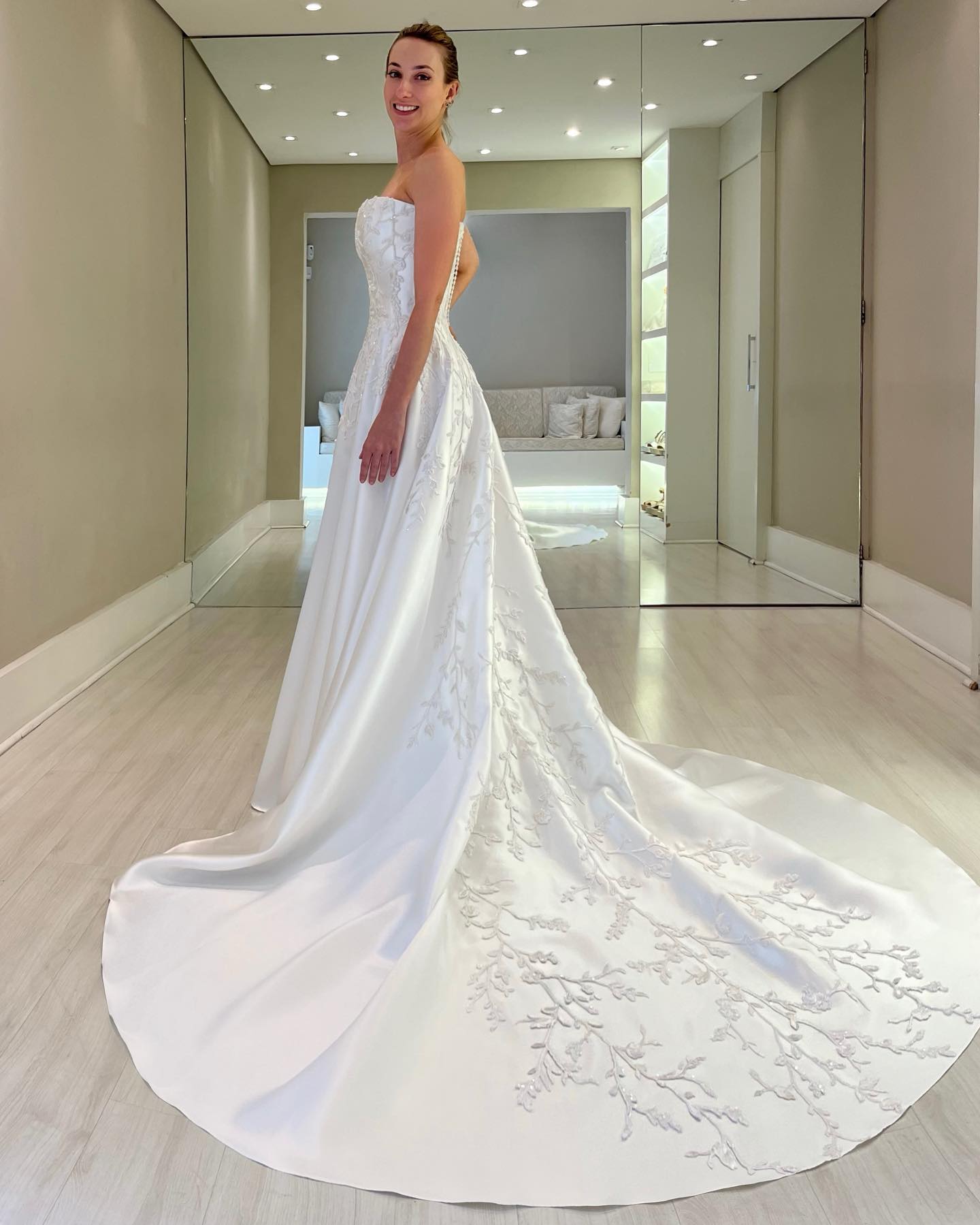 Fabulous Beading Wedding Dresses Appliqued Strapless Neckline Bridal Gowns Flowers A Line Satin Sweep Train Vestido De Novia