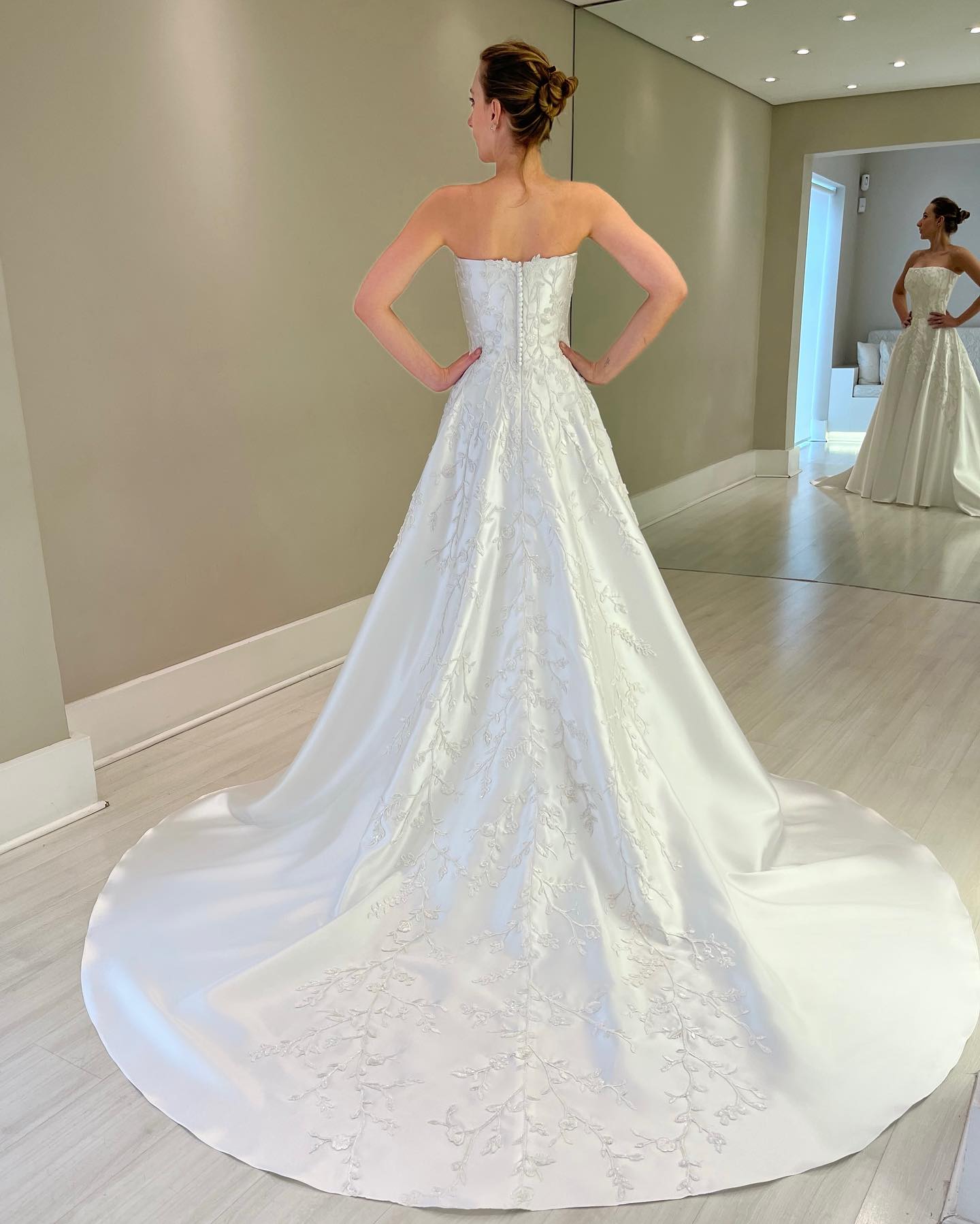 Fabulous Beading Wedding Dresses Appliqued Strapless Neckline Bridal Gowns Flowers A Line Satin Sweep Train Vestido De Novia