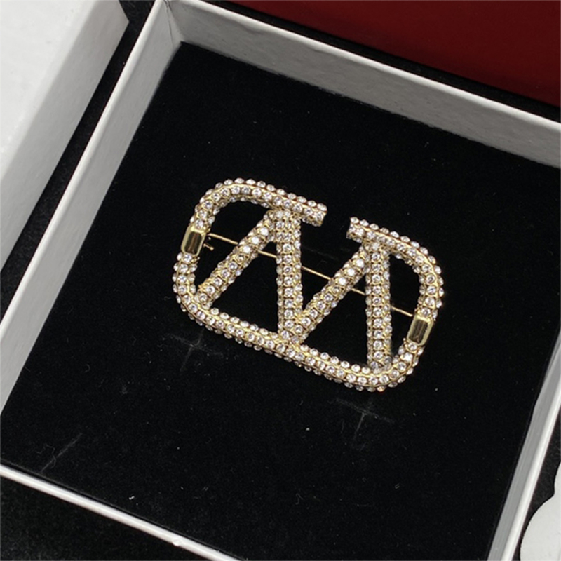 8 Styles Luxury Designer Men Women Letter Brooches Gold Silver Geometric Crystal Rhinestone Enamel Brooche Ladies High-end Jewelry
8 Styles Luxury Designer Men Women Letter Brooches Gold Silver Geometric Crystal Rhinestone Enamel Brooche Ladies High-end Jewelry