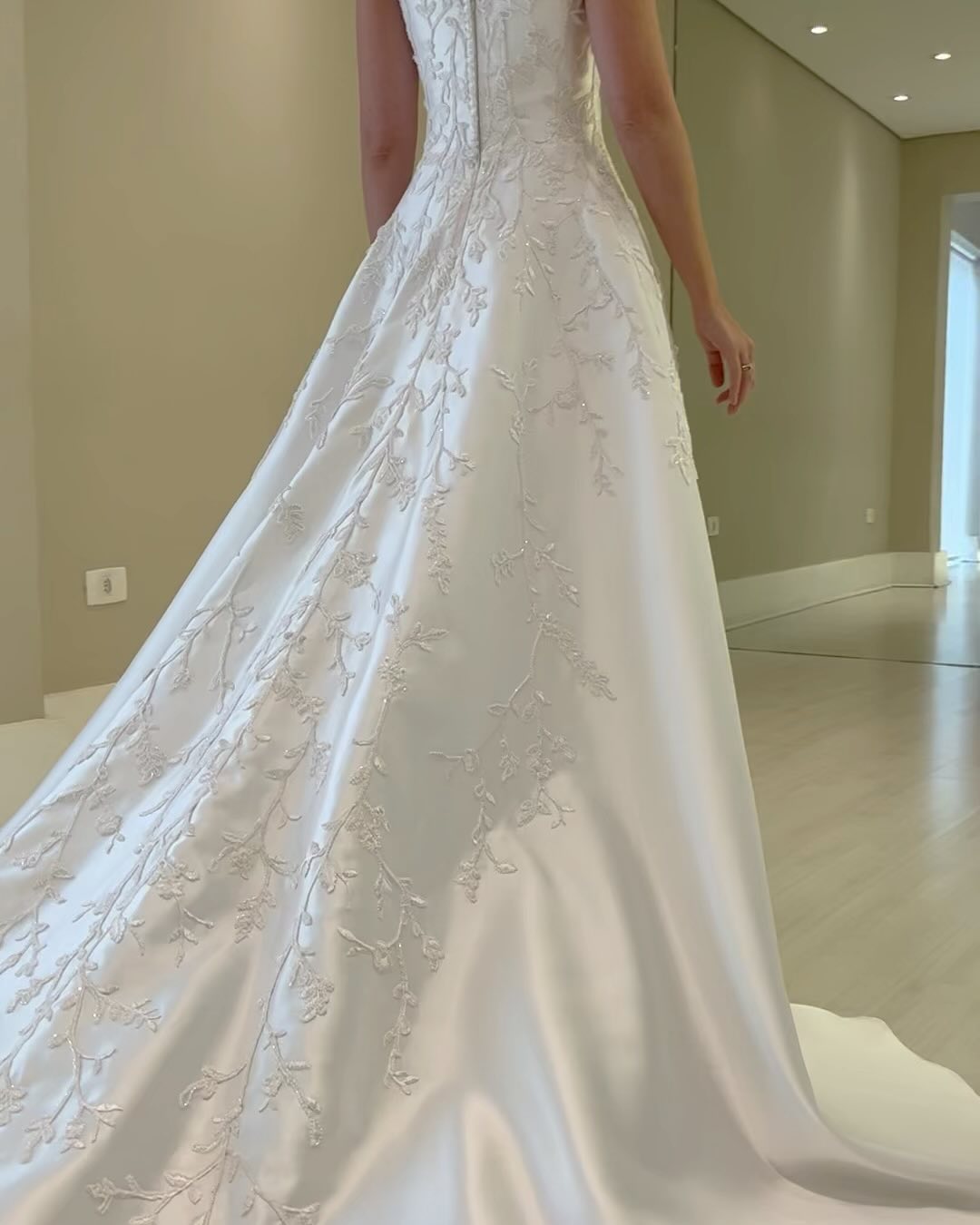 Fabulous Beading Wedding Dresses Appliqued Strapless Neckline Bridal Gowns Flowers A Line Satin Sweep Train Vestido De Novia