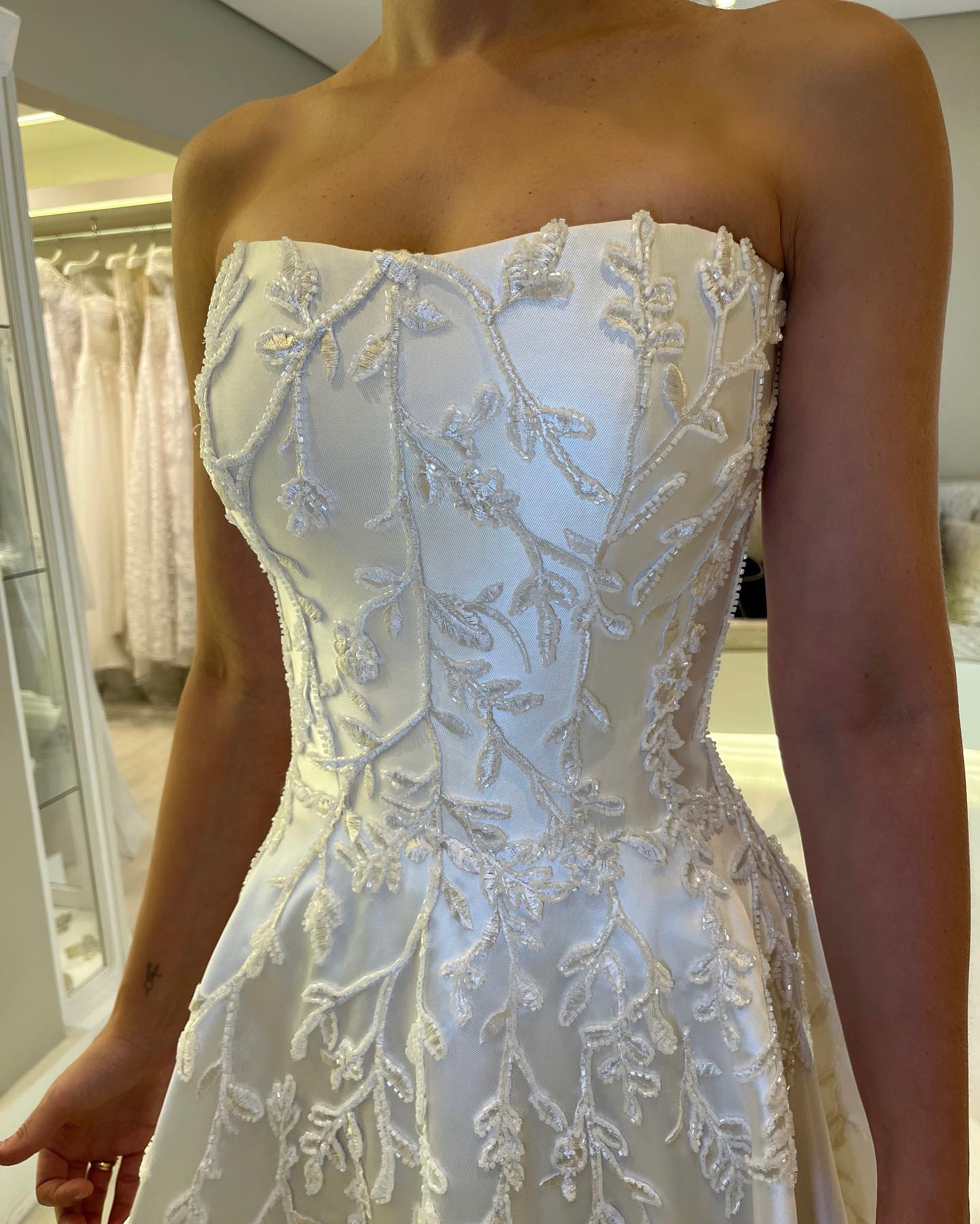 Fabulous Beading Wedding Dresses Appliqued Strapless Neckline Bridal Gowns Flowers A Line Satin Sweep Train Vestido De Novia