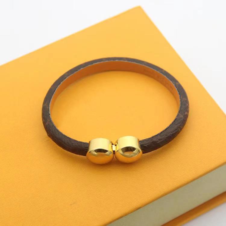 3 Colors Top Quality Titanium Steel Real Leather Bangle Women Love Designer Bracelets Double round buckle Bangles V Letter Fashion Jewelry Lady Party Gifts
3 Colors Top Quality Titanium Steel Real Leather Bangle Women Love Designer Bracelets Double round buckle Bangles V Letter Fashion Jewelry Lady Party Gifts