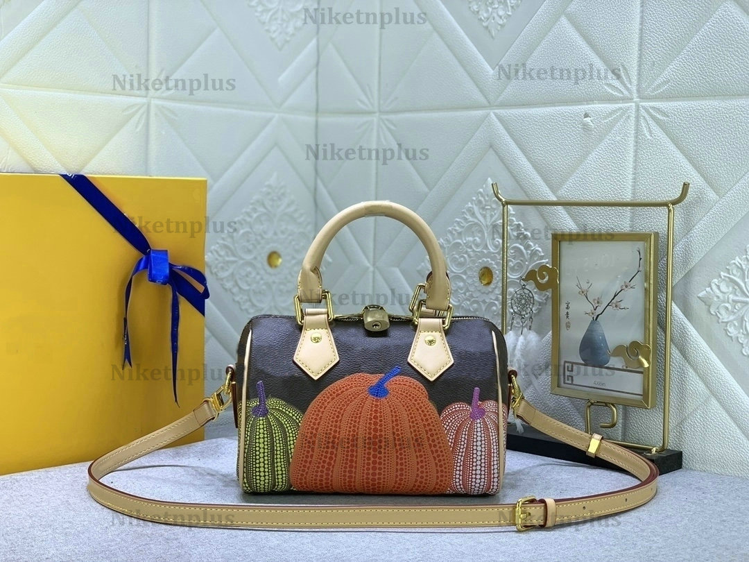 M46469 YK Speedy Bandouliere 20 Boston bag Yayoi Kusama 2023 Monograms Pumpkin print Handbag For Women Luxurys Crossbody Double zipped closure with padlock, #1
M46469 YK Speedy Bandouliere 20 Boston bag Yayoi Kusama 2023 Monograms Pumpkin print Handbag For Women Luxurys Crossbody Double zipped closure with padlock, #1