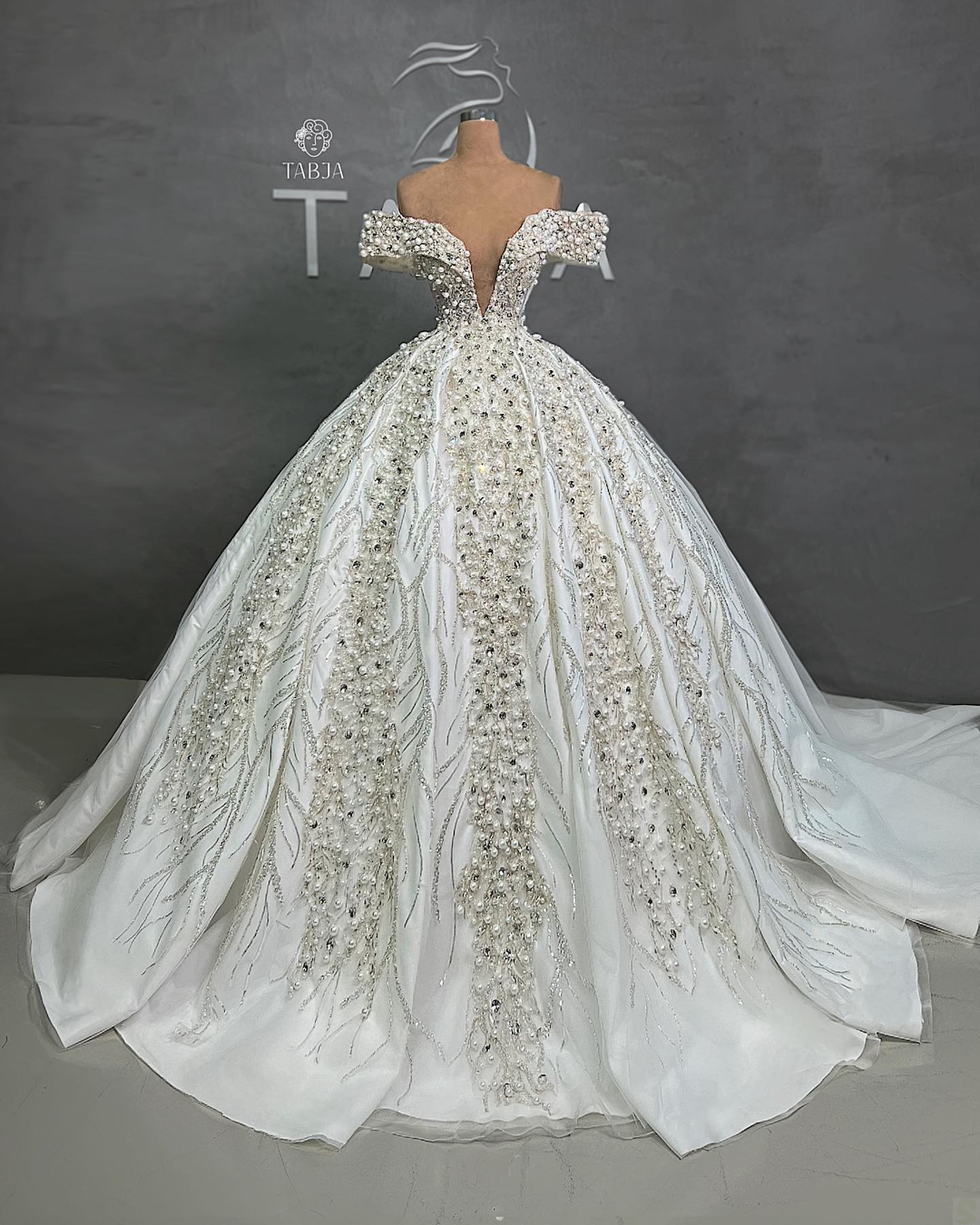 Gorgeous Ball Gown Wedding Dresses Deep V-neck Off the Shoulder Shining Beads Pearls Applicants Chapel Gown Pleats Custom Made Bridal Gown Plus Size V