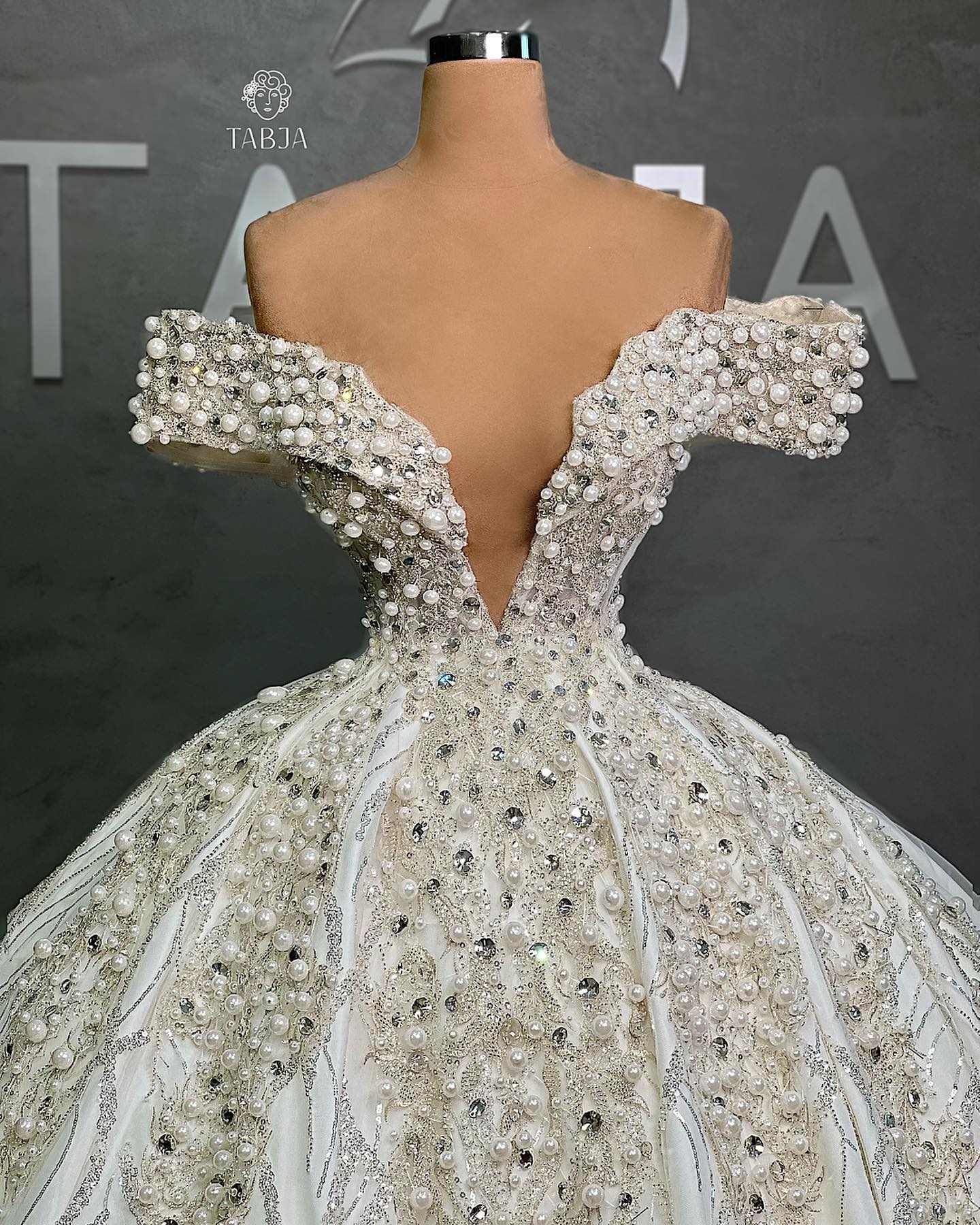 Gorgeous Ball Gown Wedding Dresses Deep V-neck Off the Shoulder Shining Beads Pearls Applicants Chapel Gown Pleats Custom Made Bridal Gown Plus Size V