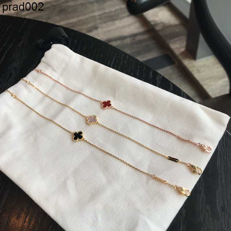 3Colors Designers Fashion Design Double Side 4-Clover Charm Bracelets 18K Gold Stainless Steel Luxury Bracelet Mini Jewelry for Gift 
3Colors Designers Fashion Design Double Side 4-Clover Charm Bracelets 18K Gold Stainless Steel Luxury Bracelet Mini Jewelry for Gift