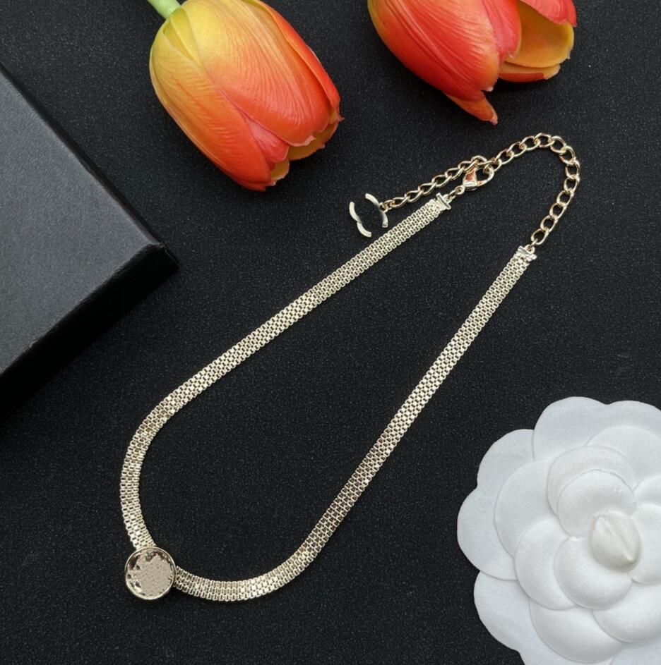 Fashion Women Necklace Bowknot Pendant Pearl Crystal Double Letter Necklaces Luxury High Quality Women Clavicle Chain Necklace Wedding Jewelry Accessories
Fashion Women Necklace Bowknot Pendant Pearl Crystal Double Letter Necklaces Luxury High Quality Women Clavicle Chain Necklace Wedding Jewelry Accessories