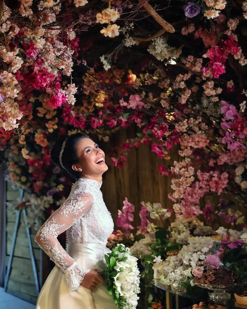 Gorgeous Ivory Satin A Line Wedding Dresses Lace Top Long Sleeves High Neck Vintage Bridal Gowns Beaded Empire Waist Church Bride Dress 2024 Robe De M