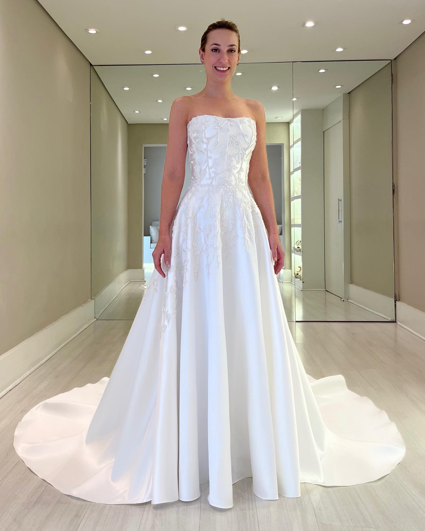 Fabulous Beading Wedding Dresses Appliqued Strapless Neckline Bridal Gowns Flowers A Line Satin Sweep Train Vestido De Novia