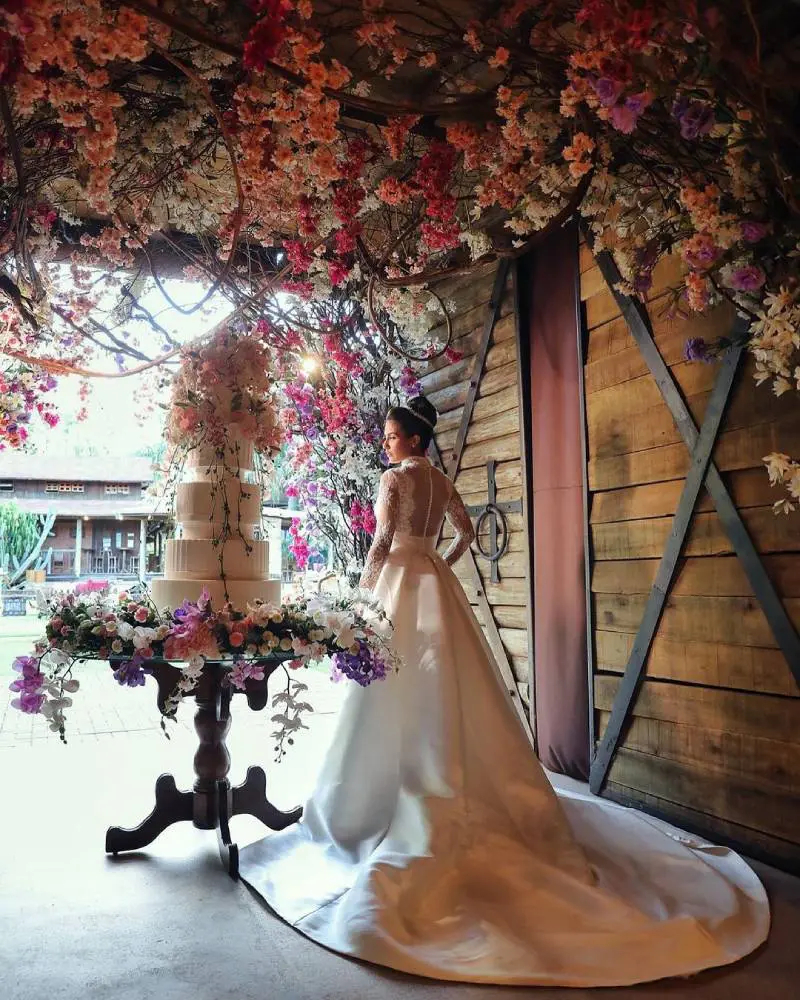 Gorgeous Ivory Satin A Line Wedding Dresses Lace Top Long Sleeves High Neck Vintage Bridal Gowns Beaded Empire Waist Church Bride Dress 2024 Robe De M