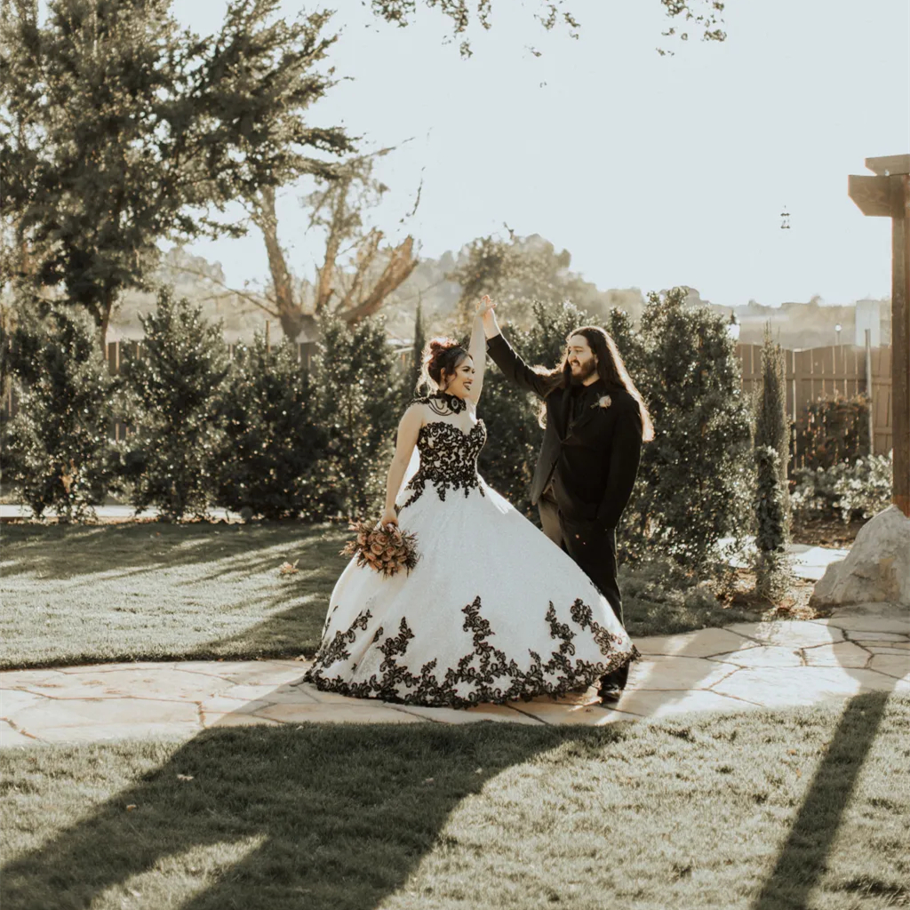 Vintage Black And White Ball Gown Wedding Dresses Sweetheart Neckine Lace-Up Plus Size Bridal Gowns Lace Appliques Seuined Tulle Gothic Bride Dress 20
