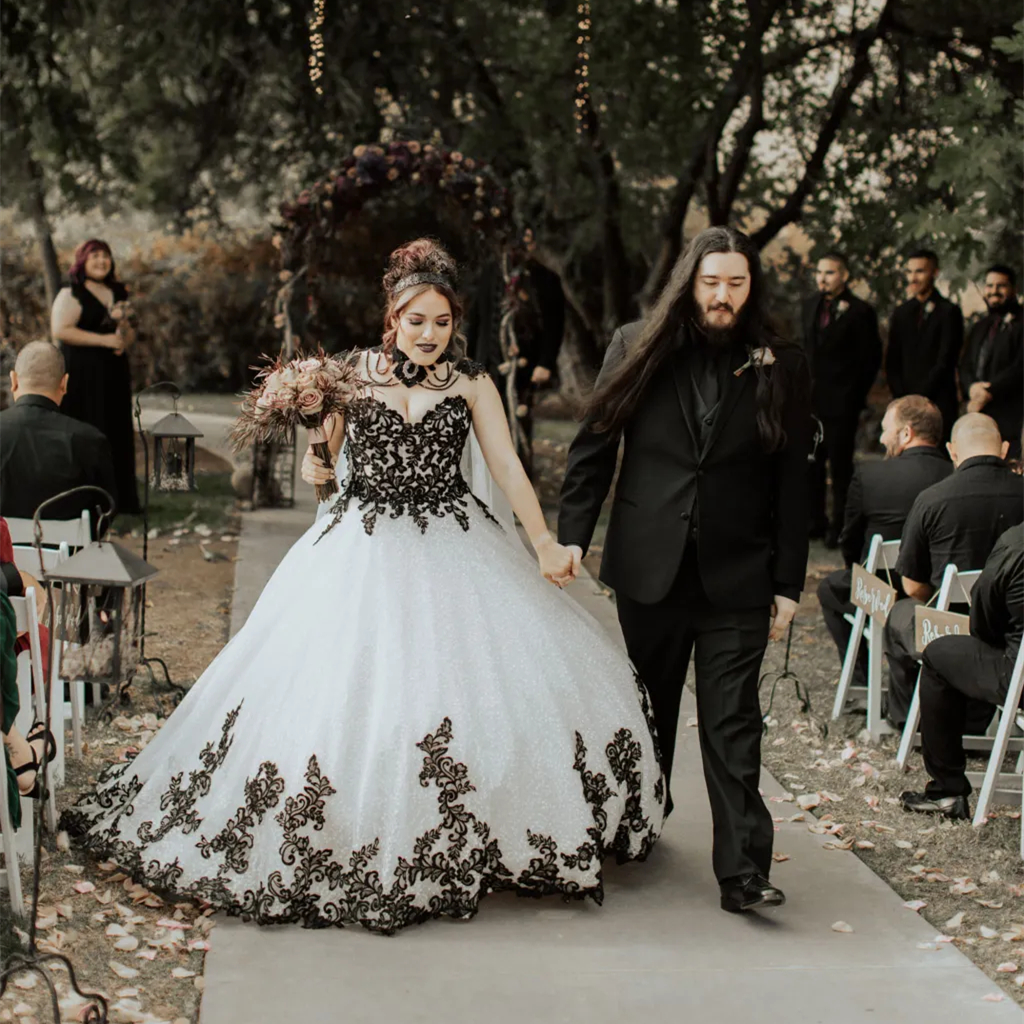 Vintage Black And White Ball Gown Wedding Dresses Sweetheart Neckine Lace-Up Plus Size Bridal Gowns Lace Appliques Seuined Tulle Gothic Bride Dress 20