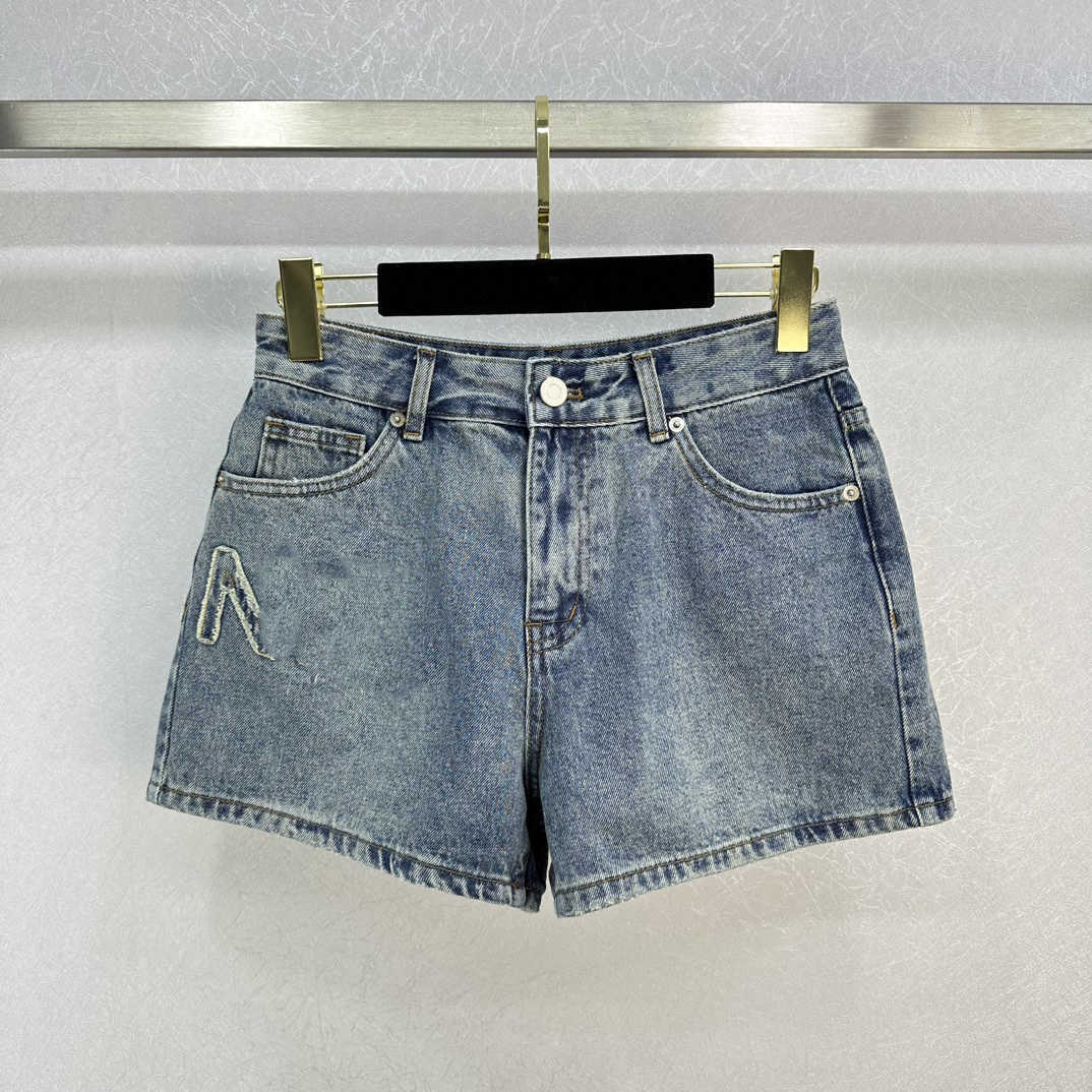 23ss Denim shorts women shorts womens designer clothing Three-dimensional Alphabet Embroidery Design pants Fashion Versatile High quality women clothes
23ss Denim shorts women shorts womens designer clothing Three-dimensional Alphabet Embroidery Design pants Fashion Versatile High quality women clothes