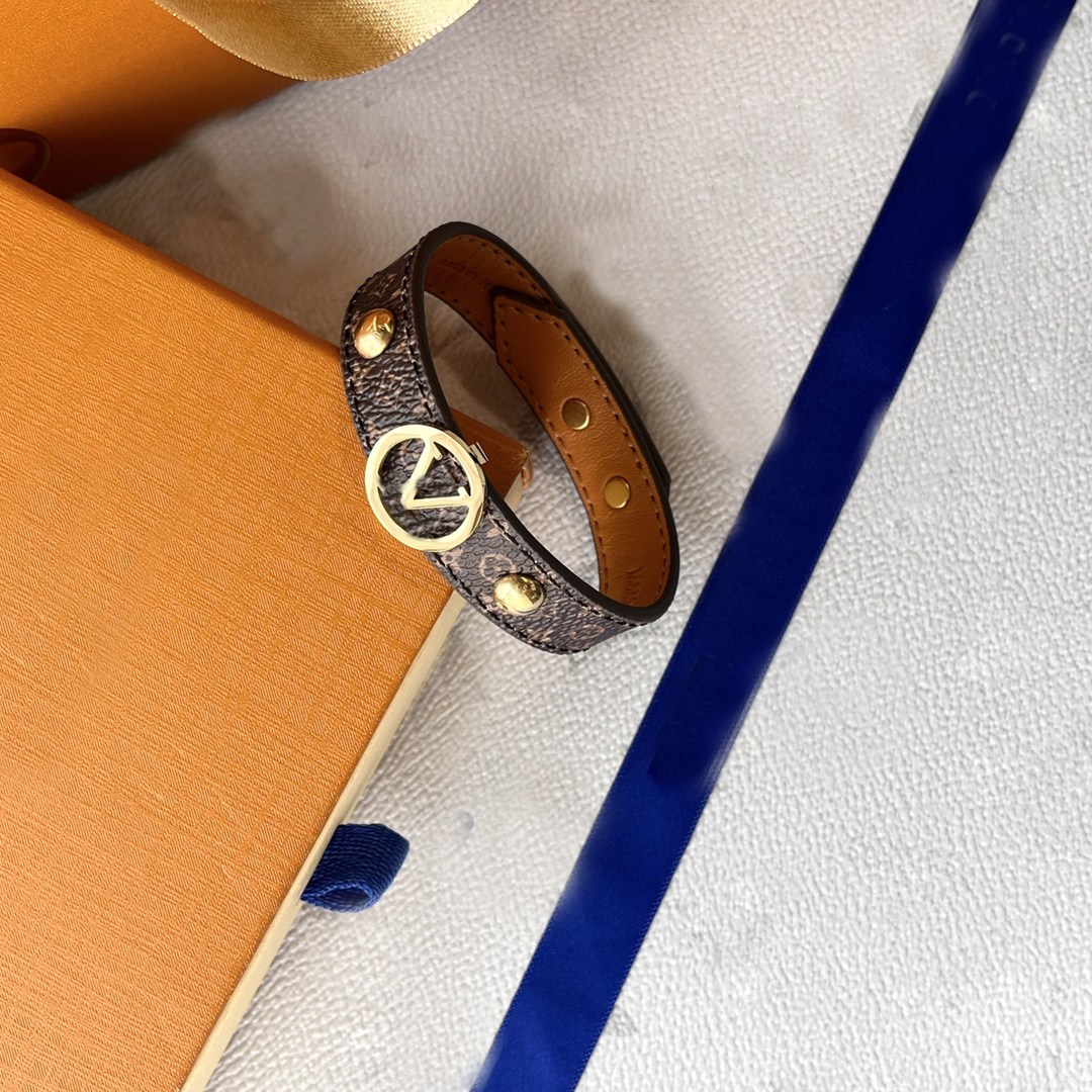 Fashion 18k Gold Bangle Bracelet Unisex Designer Black Leather Letter Gift Flower Pattern Vintage Jewelry Single Accessory S324
Fashion 18k Gold Bangle Bracelet Unisex Designer Black Leather Letter Gift Flower Pattern Vintage Jewelry Single Accessory S324