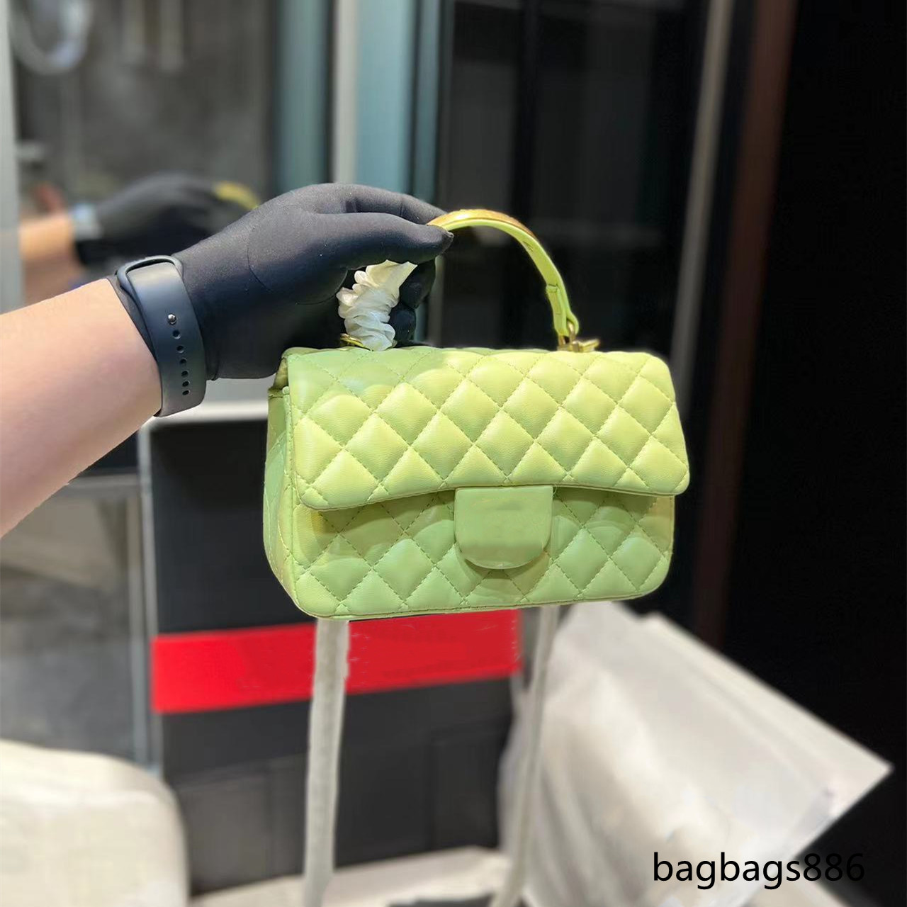 6 color classic bag women designers flap CF Crossbody bag at the top of the processing Matelasse sheepskin leather gold hardware chain 21 x12cm shoulder bag handbag, Black
6 color classic bag women designers flap CF Crossbody bag at the top of the processing Matelasse sheepskin leather gold hardware chain 21 x12cm shoulder bag handbag, Black