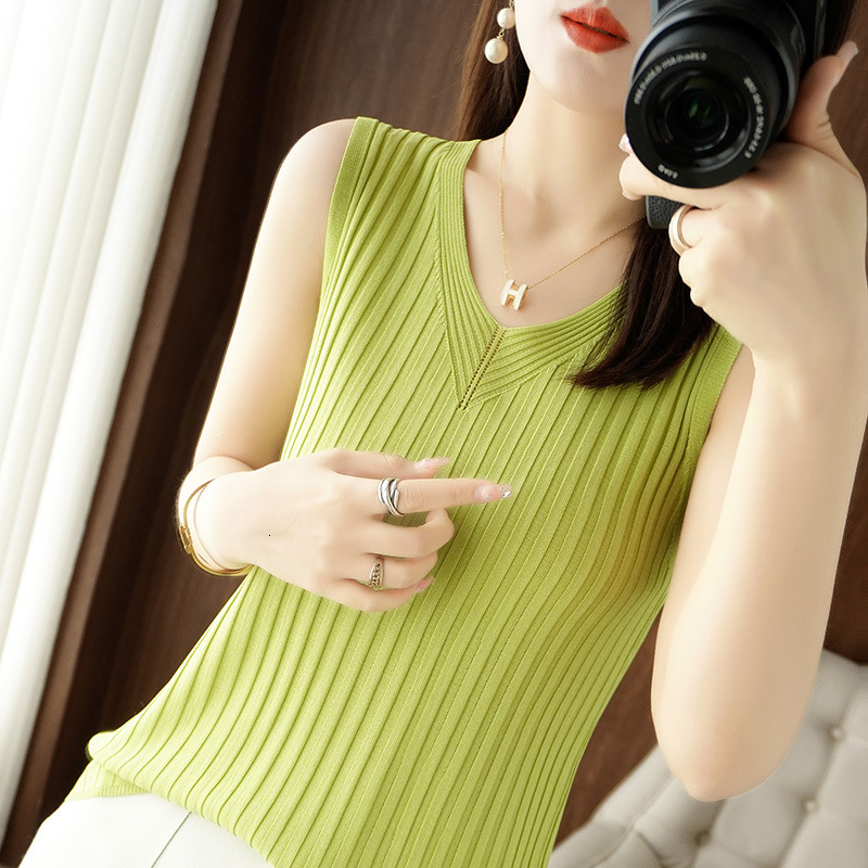 Camisoles Tanks Ice Silk Knitted Vest Top Autumn Sweater Top Sweater Camisole V-neck Slim Sexy Sleeveless Knitted Bottomed Shirt Knitted Vest 230413