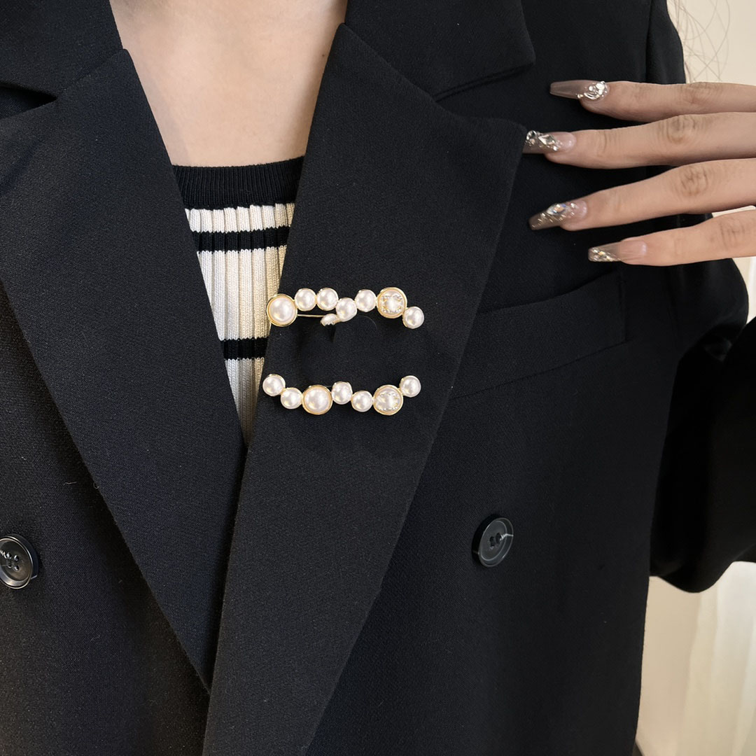 Luxury Designer 18K Gold Plated Brand Letter Brooches Jewelry Brooch Women Men Inlay Crystal Rhinestone Stainless Steel Pearl Pin Marry Party Accessorie D129
Luxury Designer 18K Gold Plated Brand Letter Brooches Jewelry Brooch Women Men Inlay Crystal Rhinestone Stainless Steel Pearl Pin Marry Party Accessorie D129
