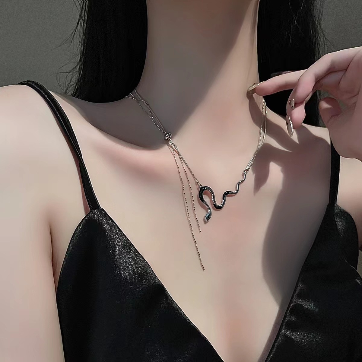Double layer chain serpentine snake pendant necklace Hip hop cool wind accessories light luxury niche design clavicle chain
Double layer chain serpentine snake pendant necklace Hip hop cool wind accessories light luxury niche design clavicle chain