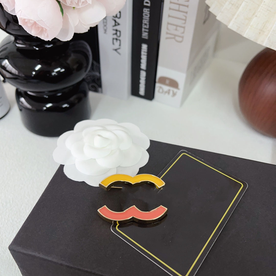 18k Gold Plated Brooches Luxury Brand Designers Lapel Pins Fashion Women Couple Love Diamond Pearl Brooches Wedding Party Jewellery D145
18k Gold Plated Brooches Luxury Brand Designers Lapel Pins Fashion Women Couple Love Diamond Pearl Brooches Wedding Party Jewellery D145