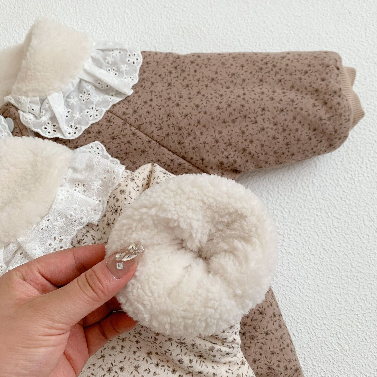 Rompers Girls Sweet Lace Collar Single Breasted Romper Baby Winter Keep Warm Retro Floral Jumpsuit Infant Boy Fashion Outfits 230418